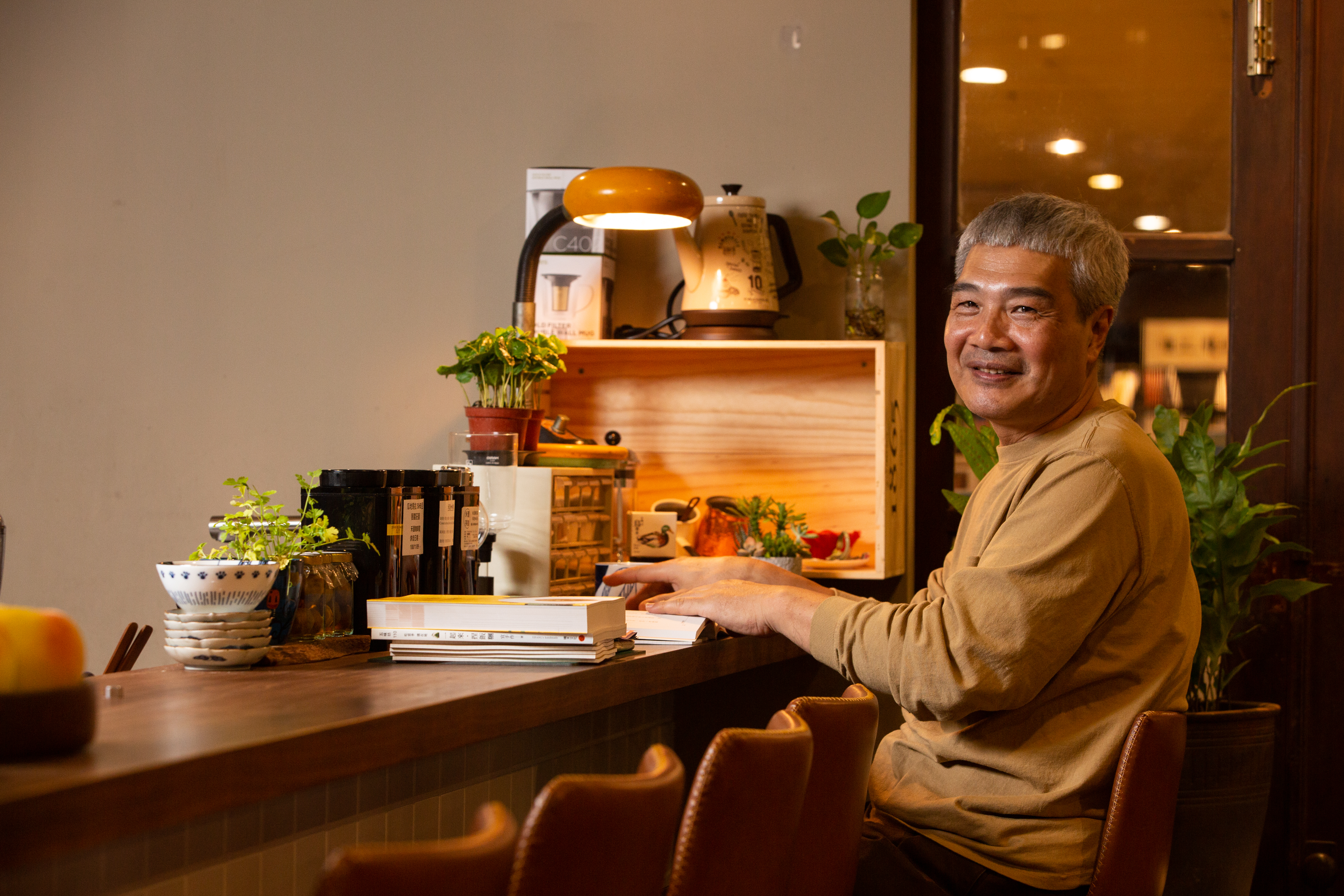 走過憂鬱症之苦，何新松希望自己經營的小店，成為顧客身心靈的充電站。