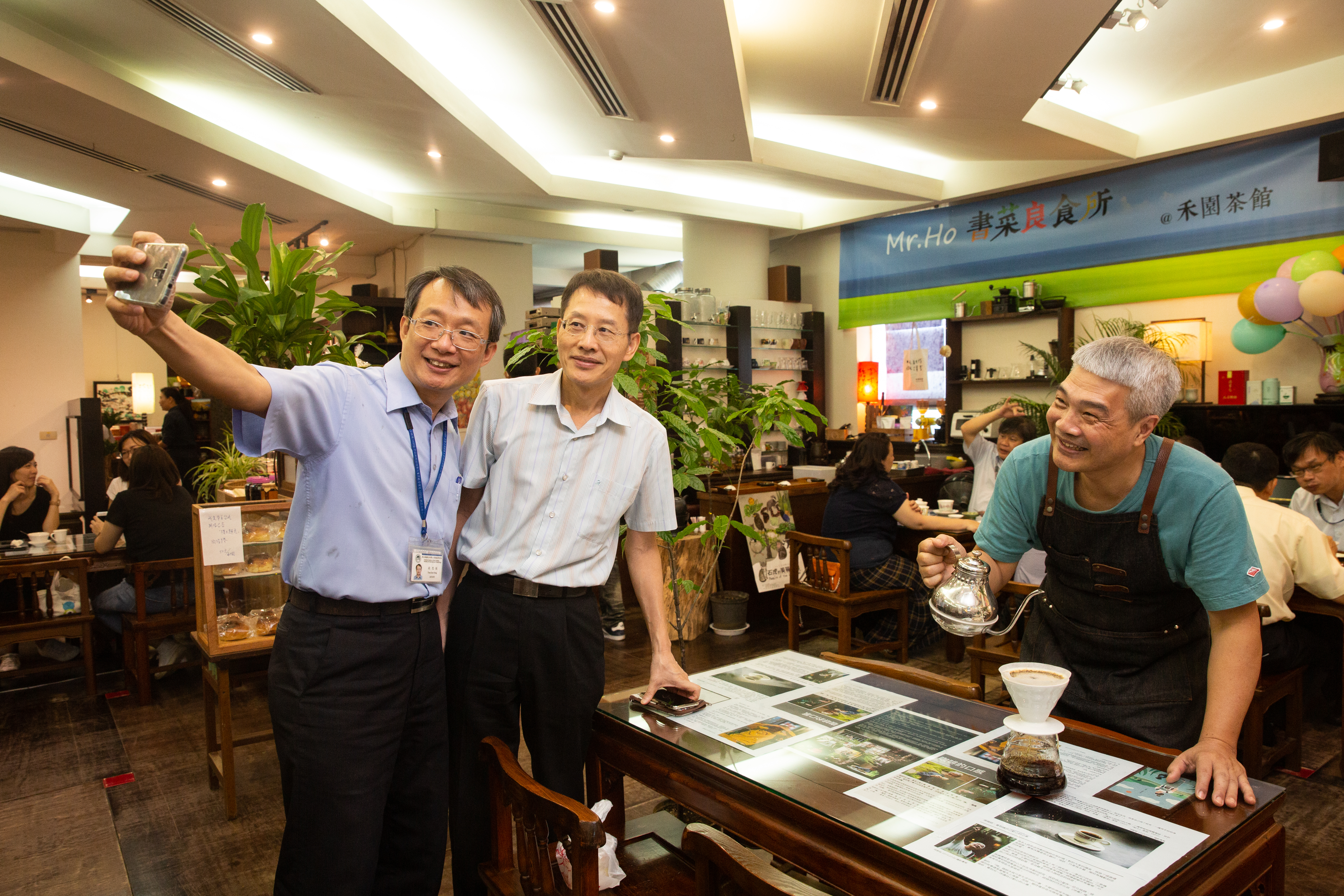 咖啡曾是滋潤何新松苦悶心靈的寄託，他鑽研手沖咖啡27年，不少園區消費者慕名而來。