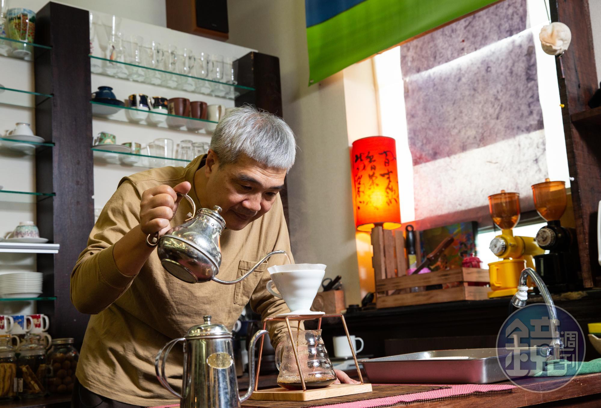 何新松聚精會神沖煮準備燉咖啡雞湯的精品手沖咖啡。