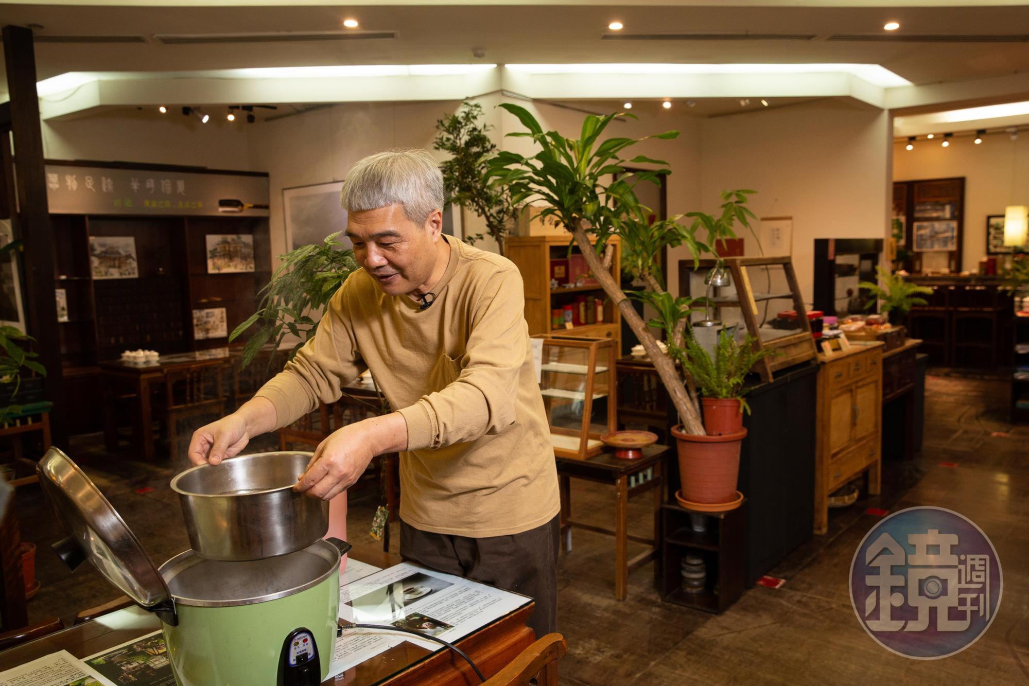 「咖啡雞湯」食材做法看似簡單,卻考驗料理者的功力。