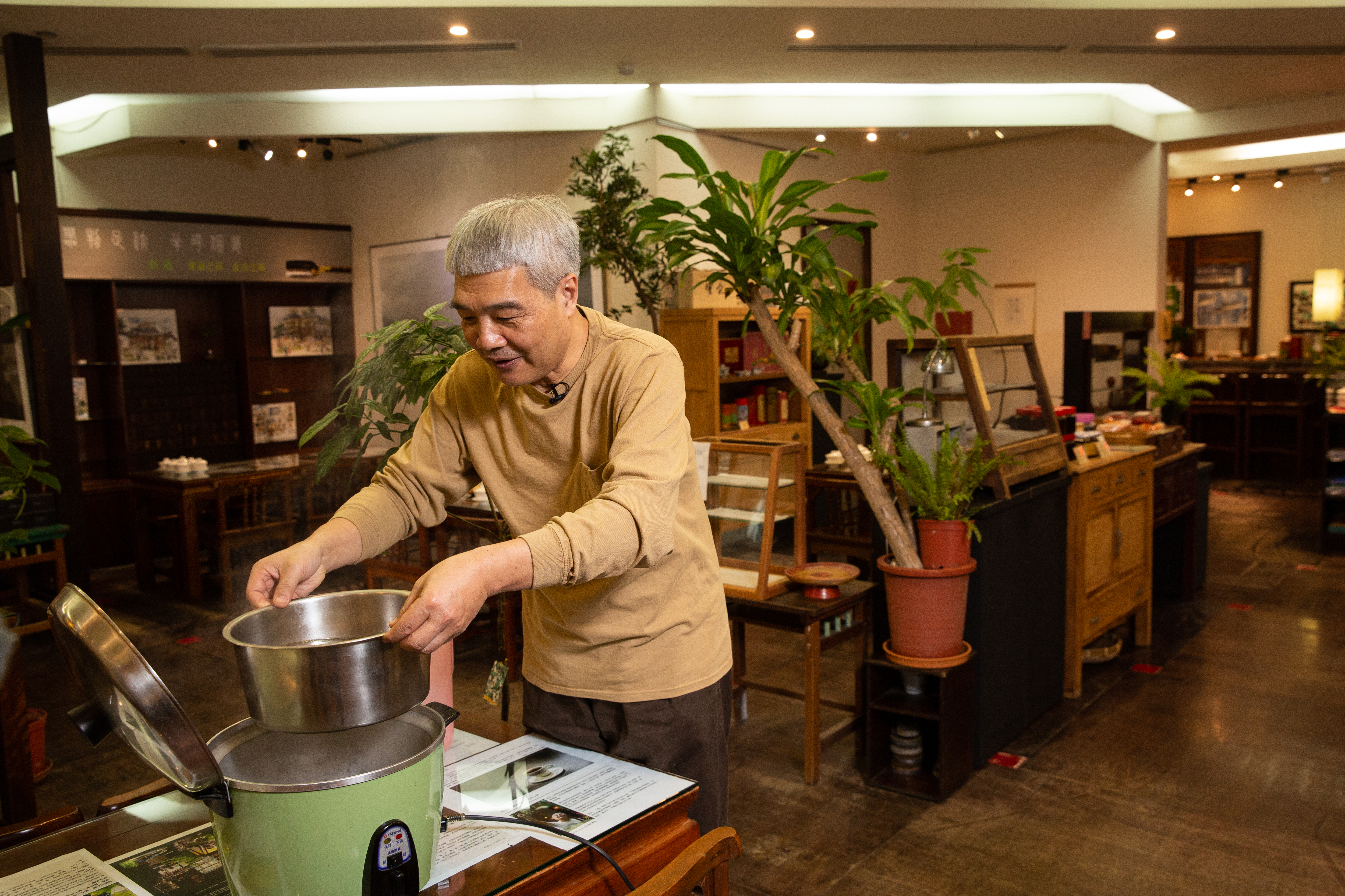 「咖啡雞湯」食材做法看似簡單，卻考驗料理者的功力。