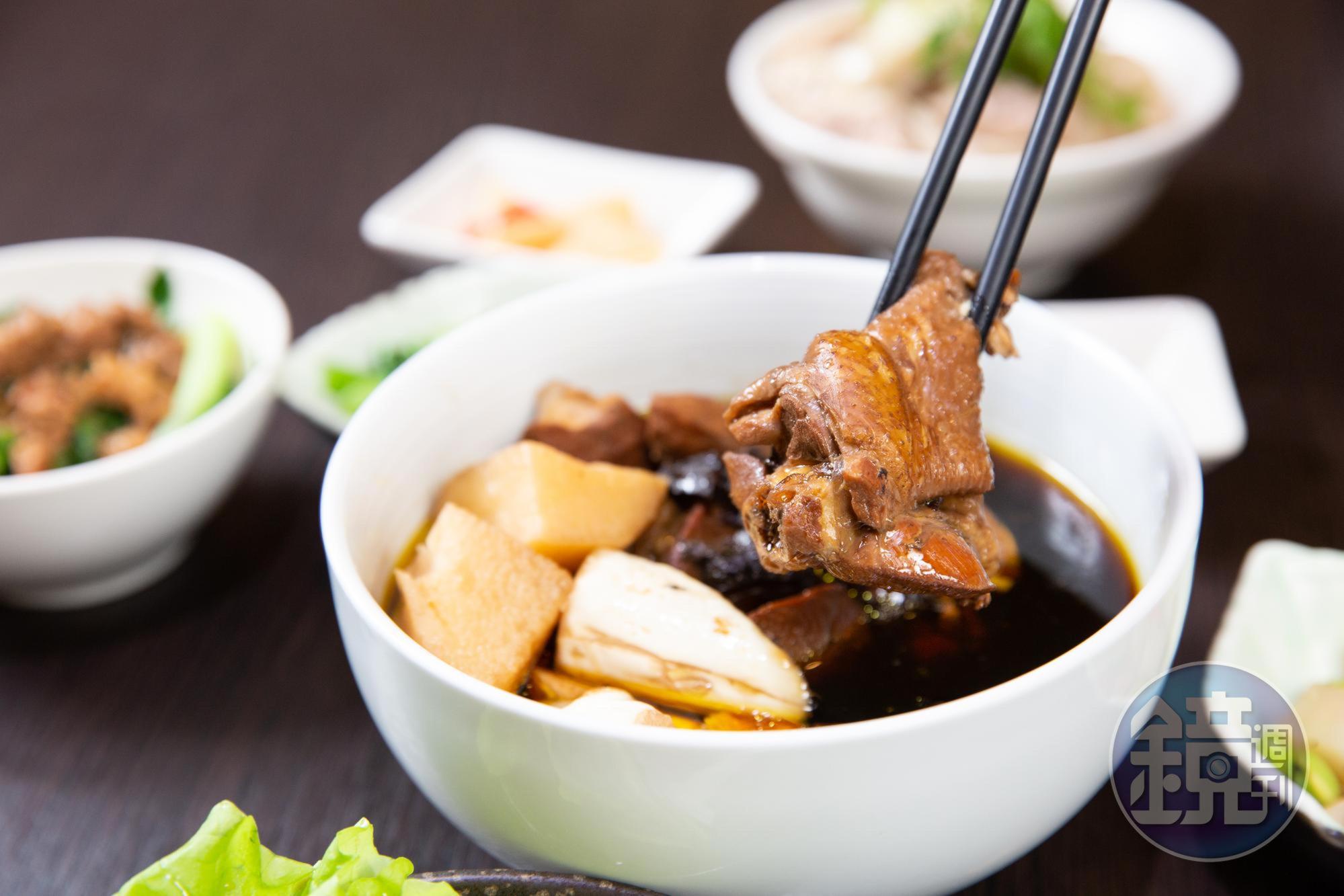 土雞肉肉質緊實,雞湯除了有濃郁咖啡香氣,也有蔬菜甜味。
