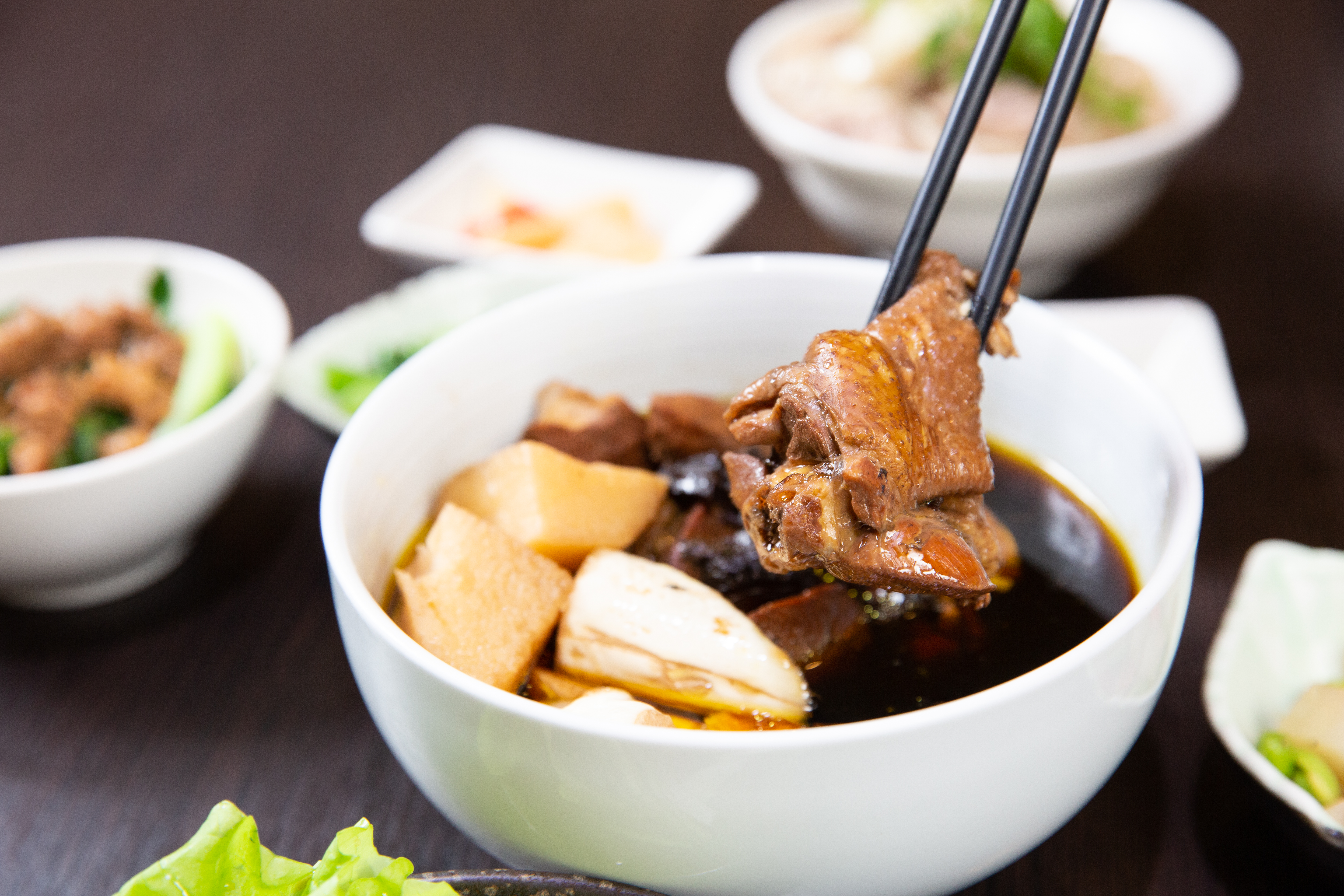 土雞肉肉質緊實，雞湯除了有濃郁咖啡香氣，也有蔬菜甜味。