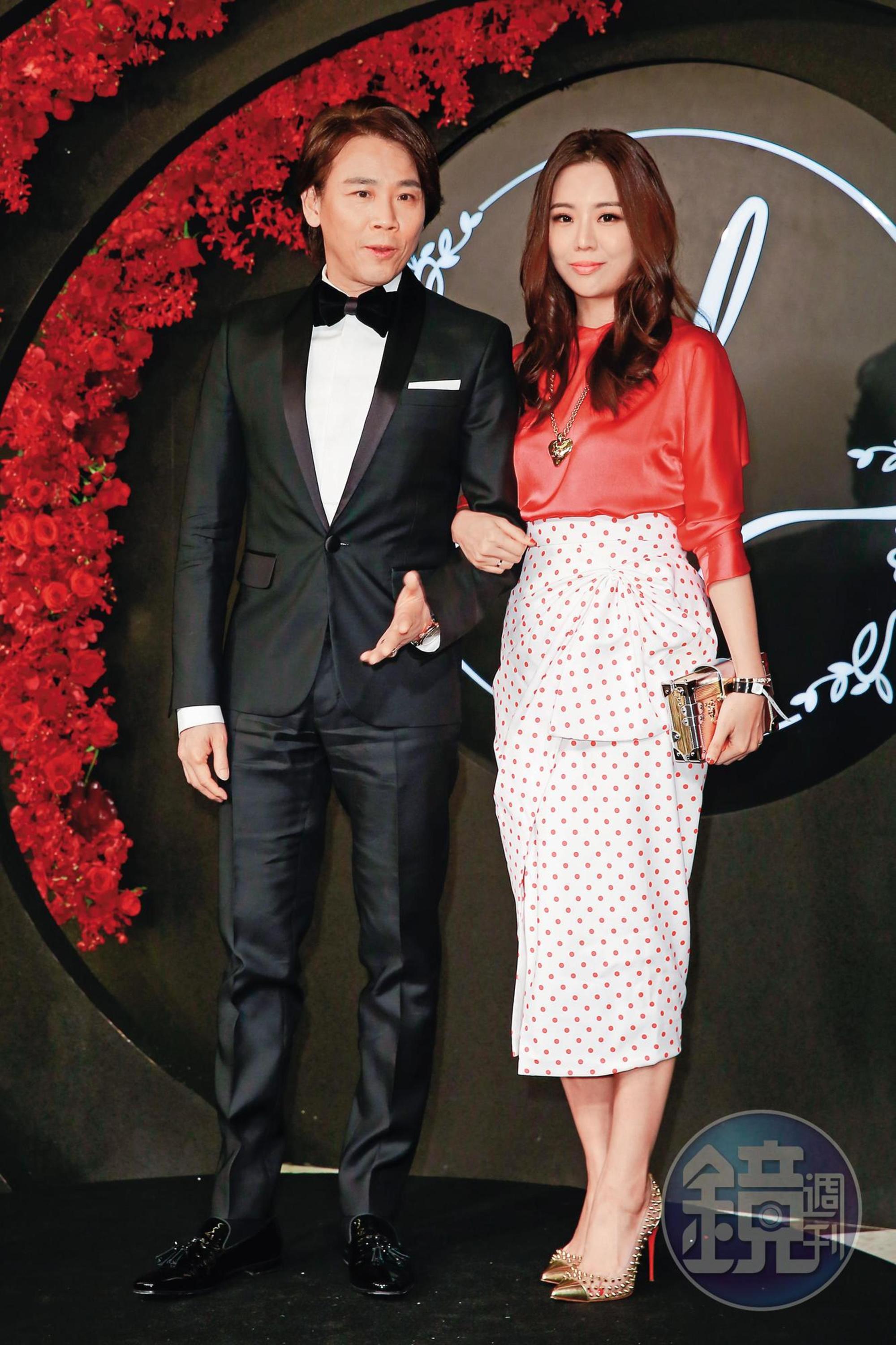 陶喆二〇一四年和五金行千金江姵蓉結婚，經常帶著她公開出席各大場合。