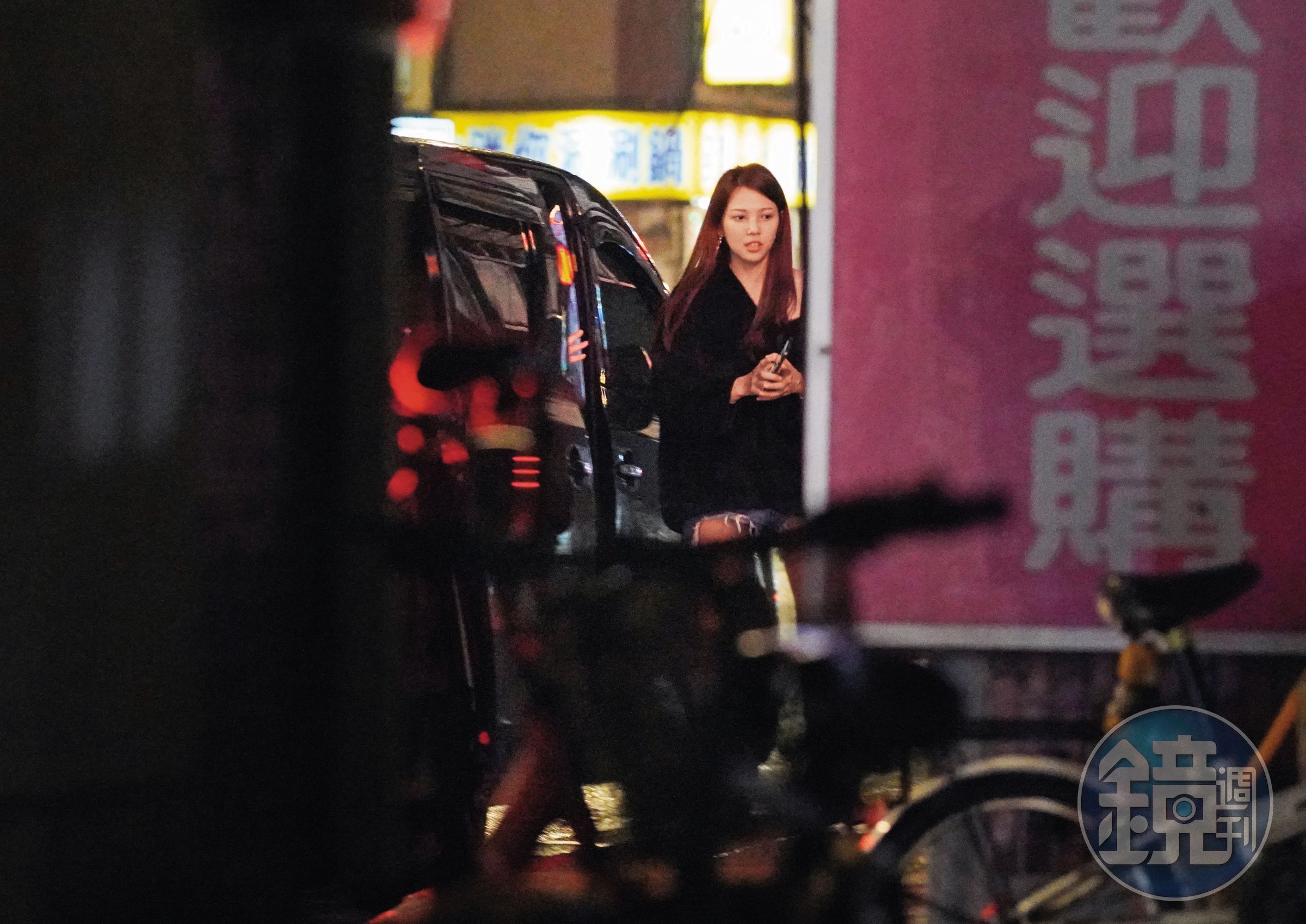 11/29 00：34，陶喆目送長腿妹上樓後，才返回自己位於東區的住家。