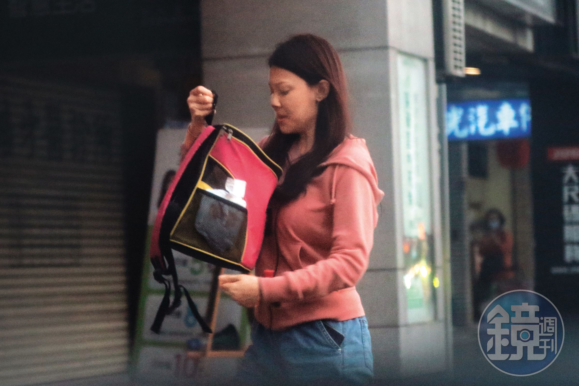 12/1 16：20，長腿妹跟友人拿了一袋東西後又返回住處。