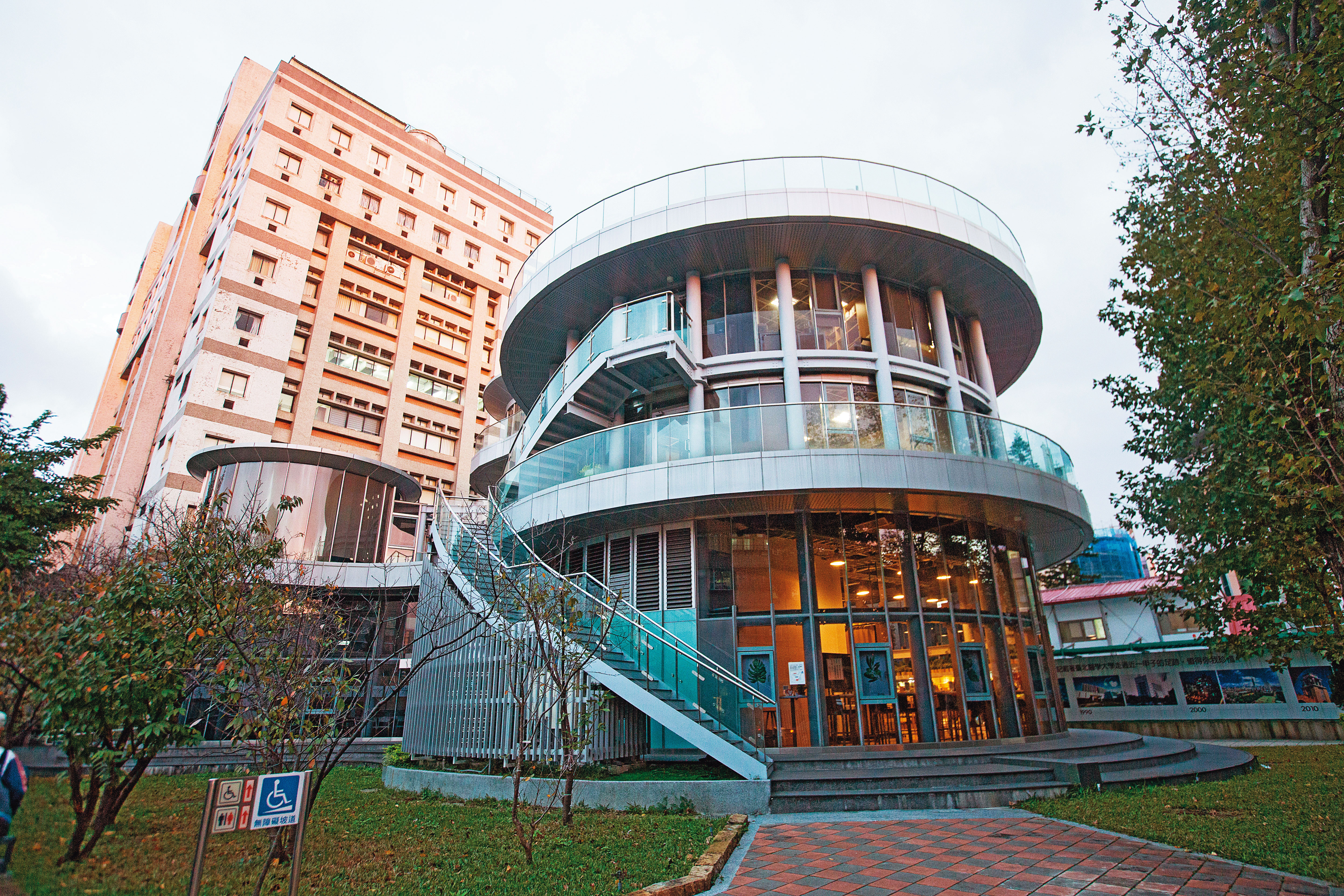 工程造價預估只需約2,000萬元的北醫君蔚樓（圖），最後花上億元興建，被質疑有弊端。