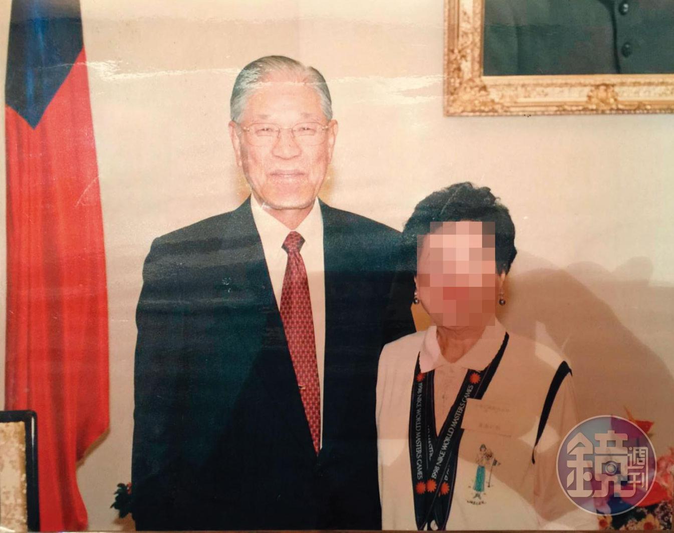 謝女士(右) 一九九八年代表我國參加世界壯年運動會,還曾與前總統李登輝(左)合影。(讀者提供)