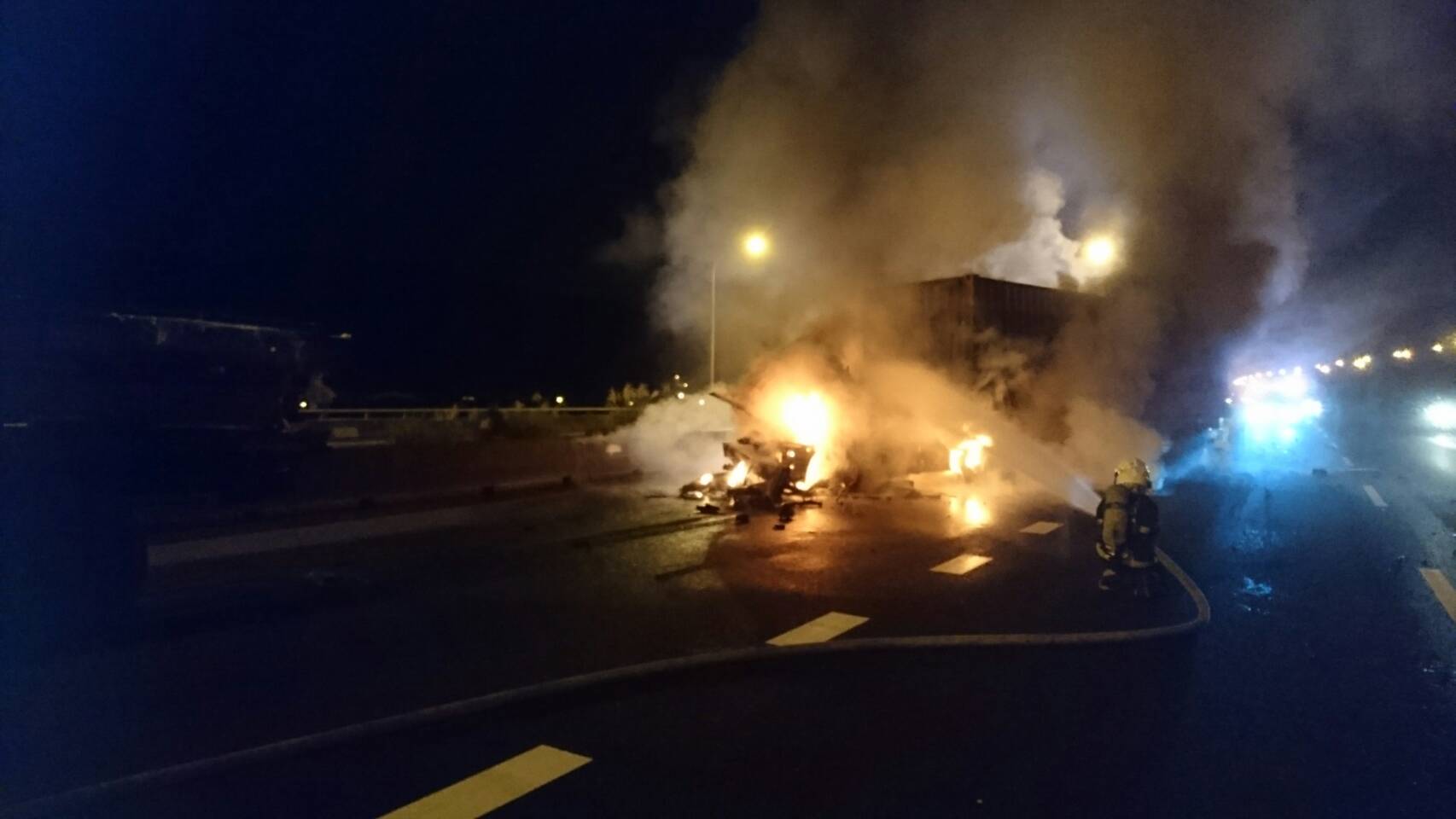 貨櫃車頭烈焰照亮暗夜，警消灌救40分鐘後才將火勢撲滅。
