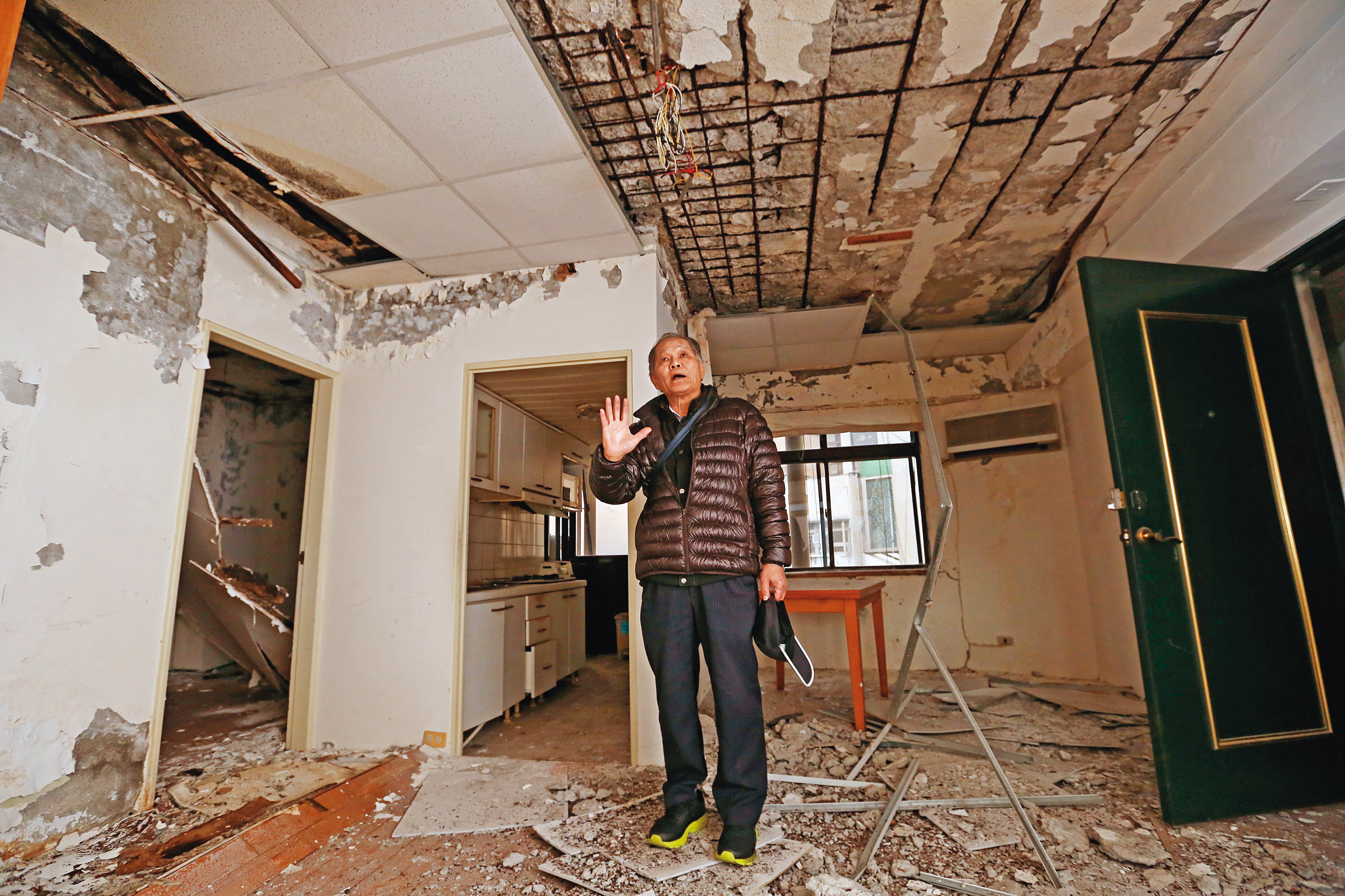 海砂屋裡水泥崩塌、鋼筋外露都是常態，甚至不乏「天崩地裂」的慘狀。