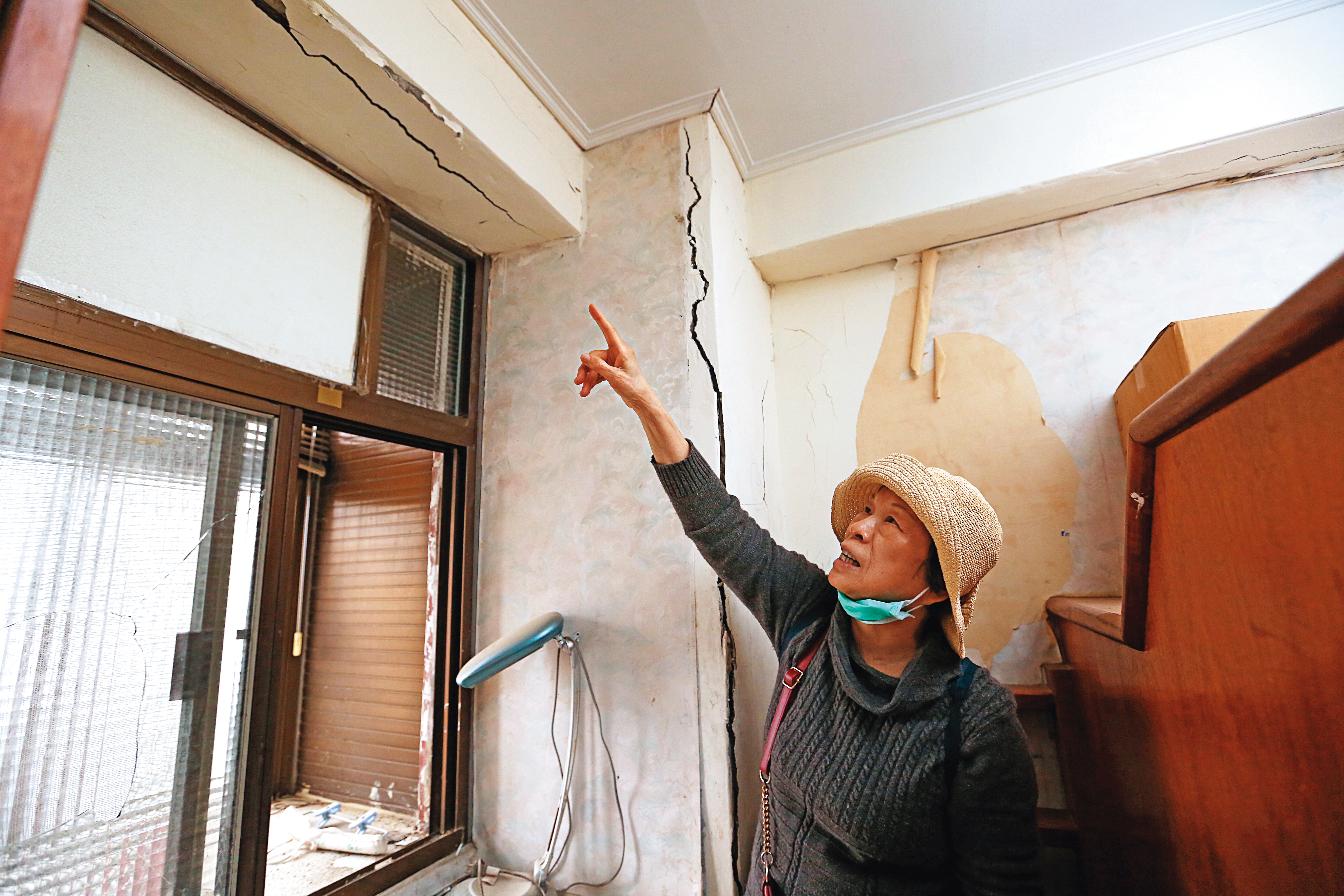 住戶陳姓老奶奶指著「已補強」的房間一隅，梁、柱上的裂痕教人觸目驚心。
