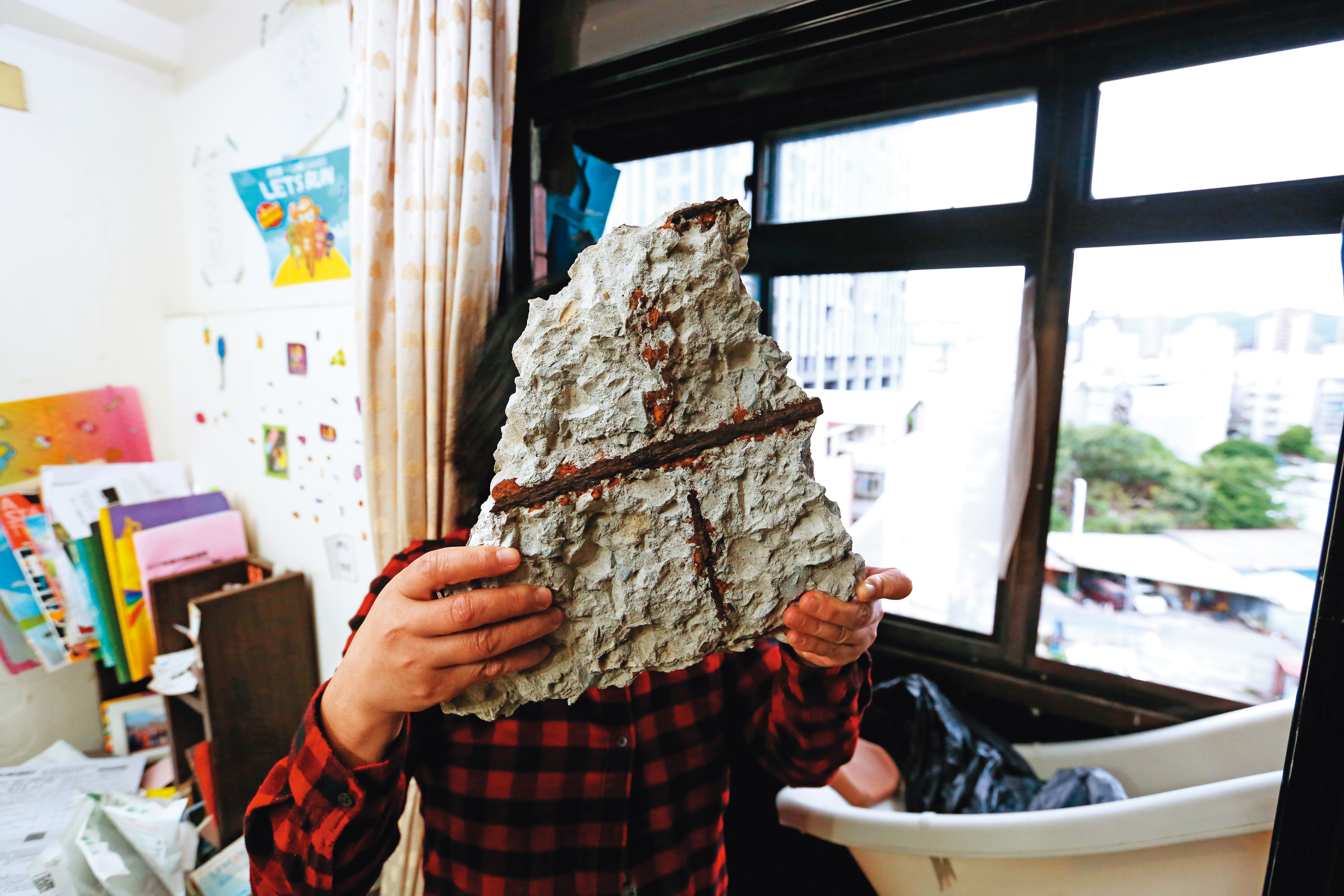 住戶林小姐舉起家中掉落的石塊,直言如果不幸打在女兒的身上後果不堪設想。