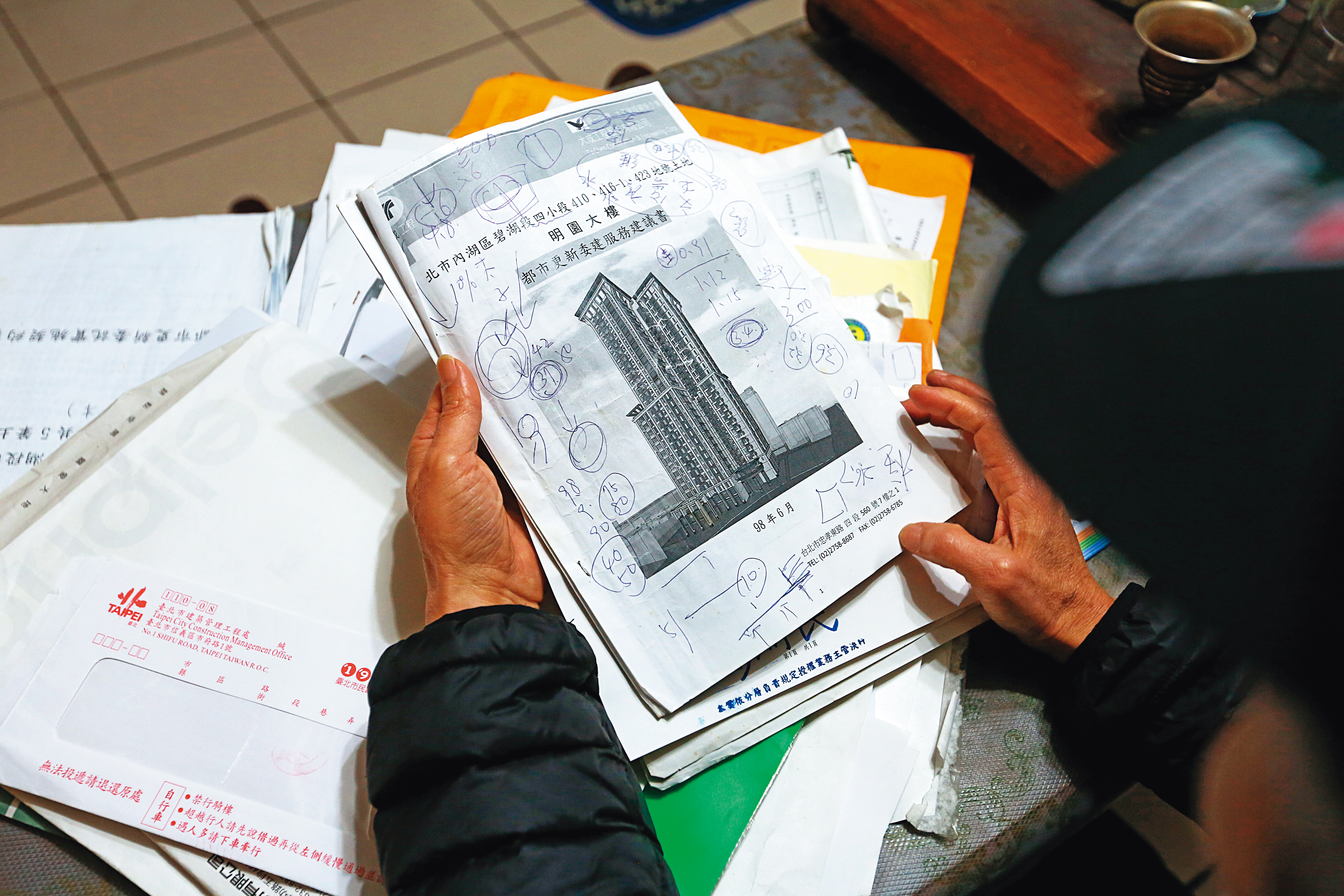 過去十多年,蕭先生不曾缺席明園大廈都更的各種會議,都更計畫書封面上的美輪美奐大廈,至今未能成真。