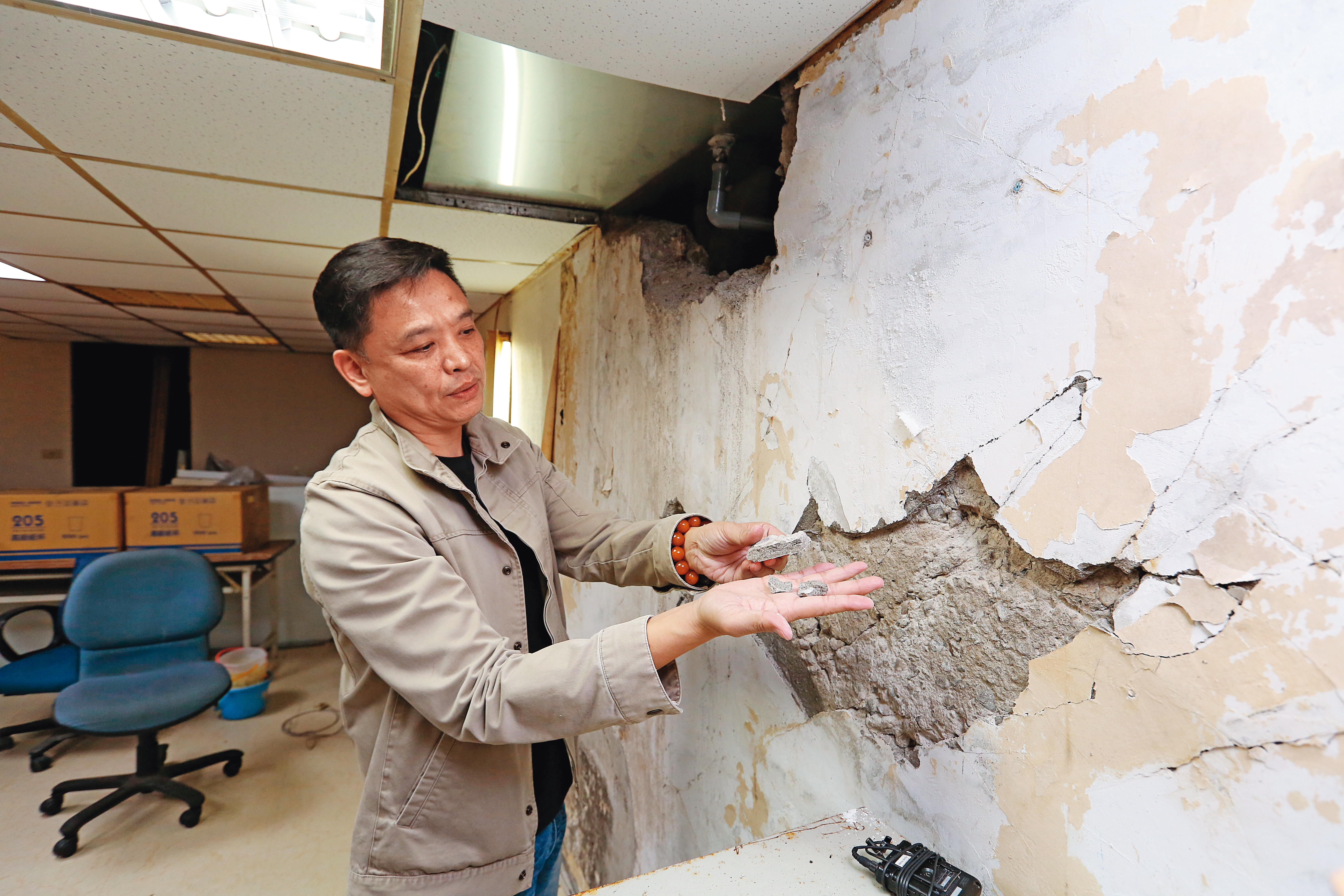 市議員洪健益的服務處也是海砂屋,徒手足以開挖的牆面,教他感到無奈。