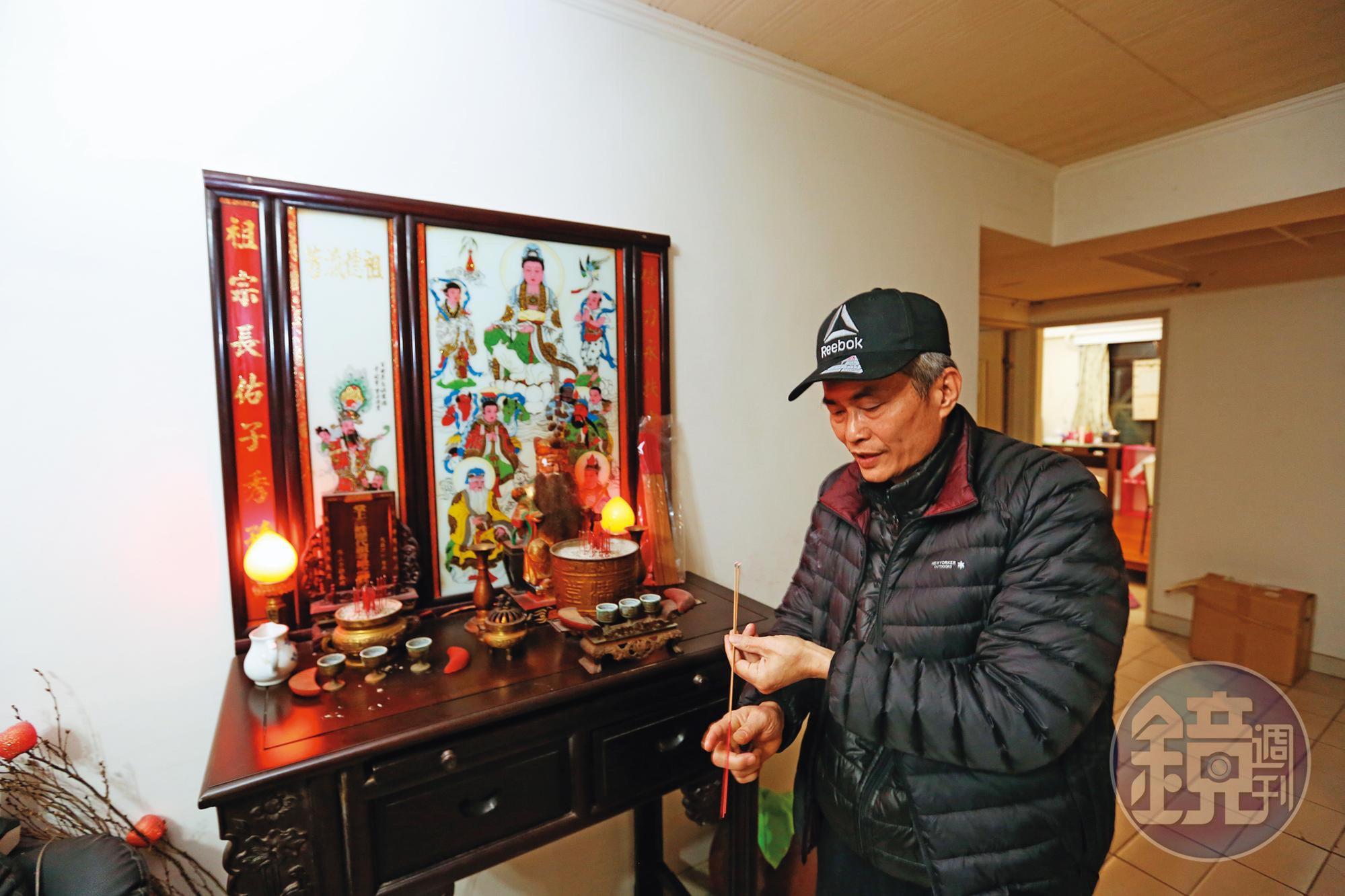 蕭先生一家雖已搬離海砂屋,情感卻是難捨,至今仍每天回家上香。