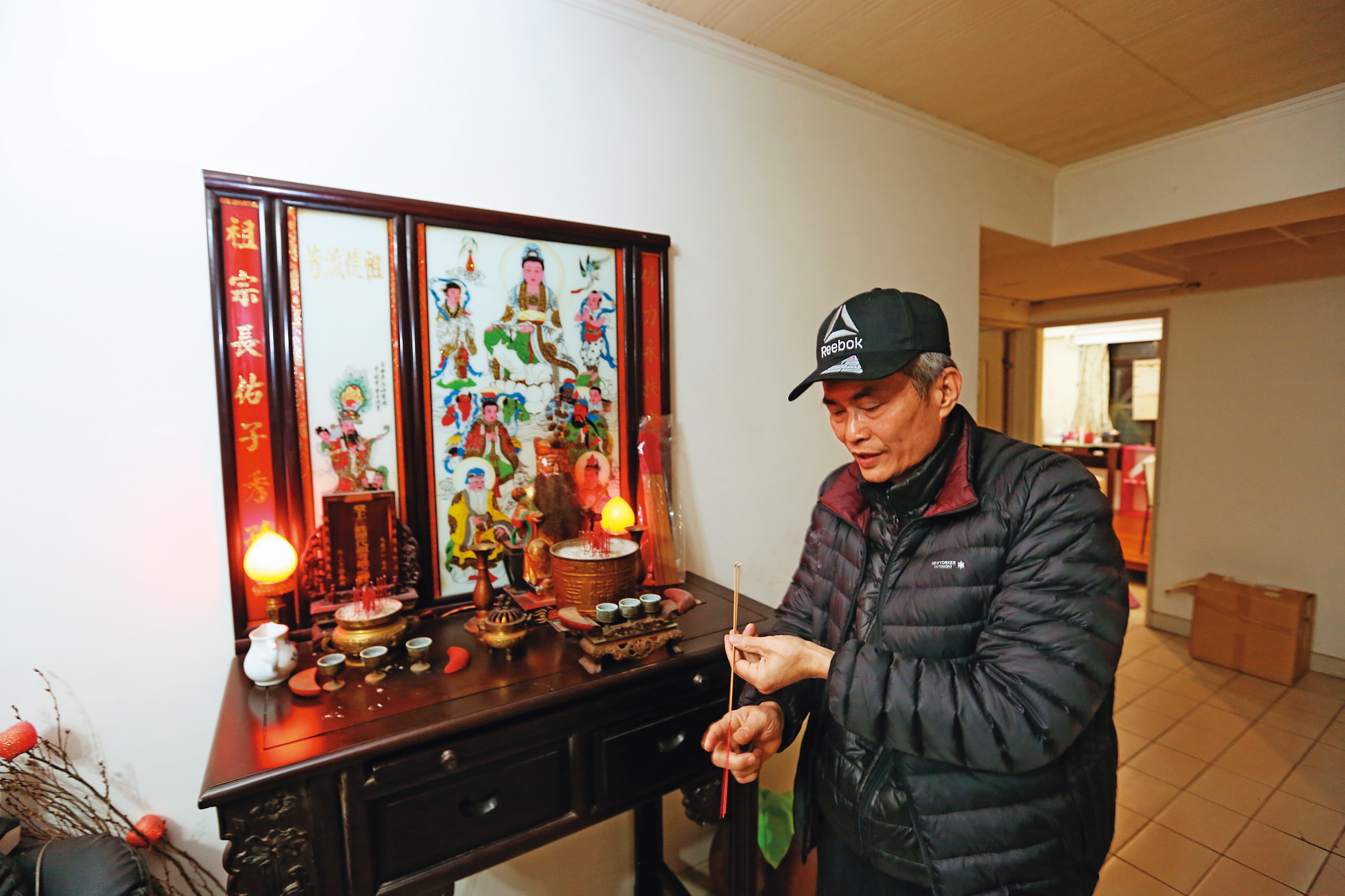 蕭先生一家雖已搬離海砂屋,情感卻是難捨,至今仍每天回家上香。