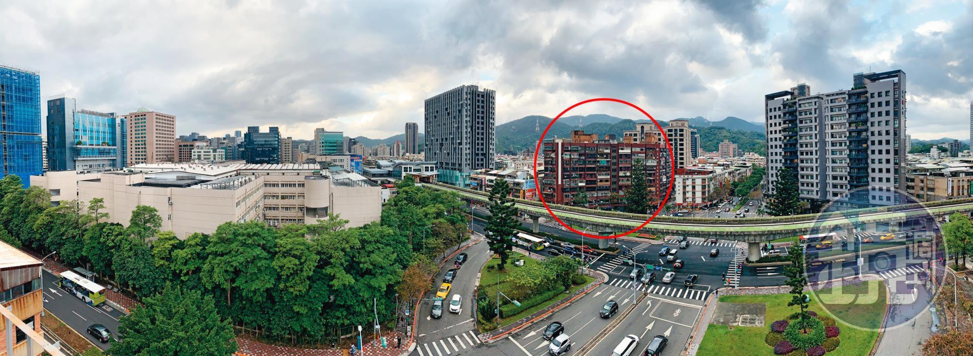 明園大廈(紅圈處)距離內科不過300公尺,殘破的外觀與左右高聳新穎的大樓形成強烈對比。