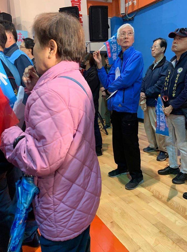 同婚運動先驅祁家威日前現身國民黨立委參選人林奕華的造勢場合。（翻攝自臉書）