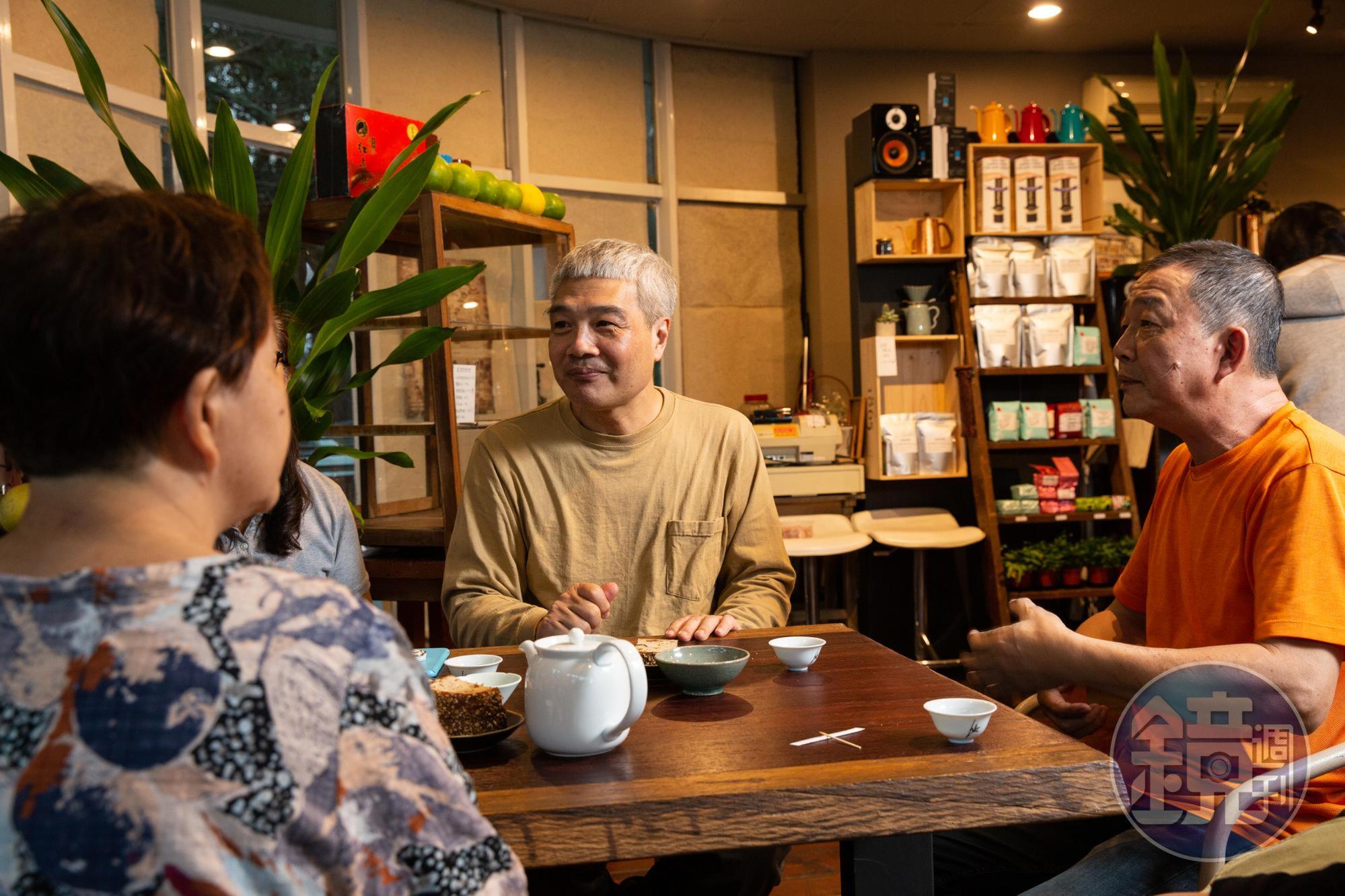 茶與咖啡都是何新松(中)的最愛,他10月中在清大水木書苑開「禾園咖啡」,備受清大師生喜愛。