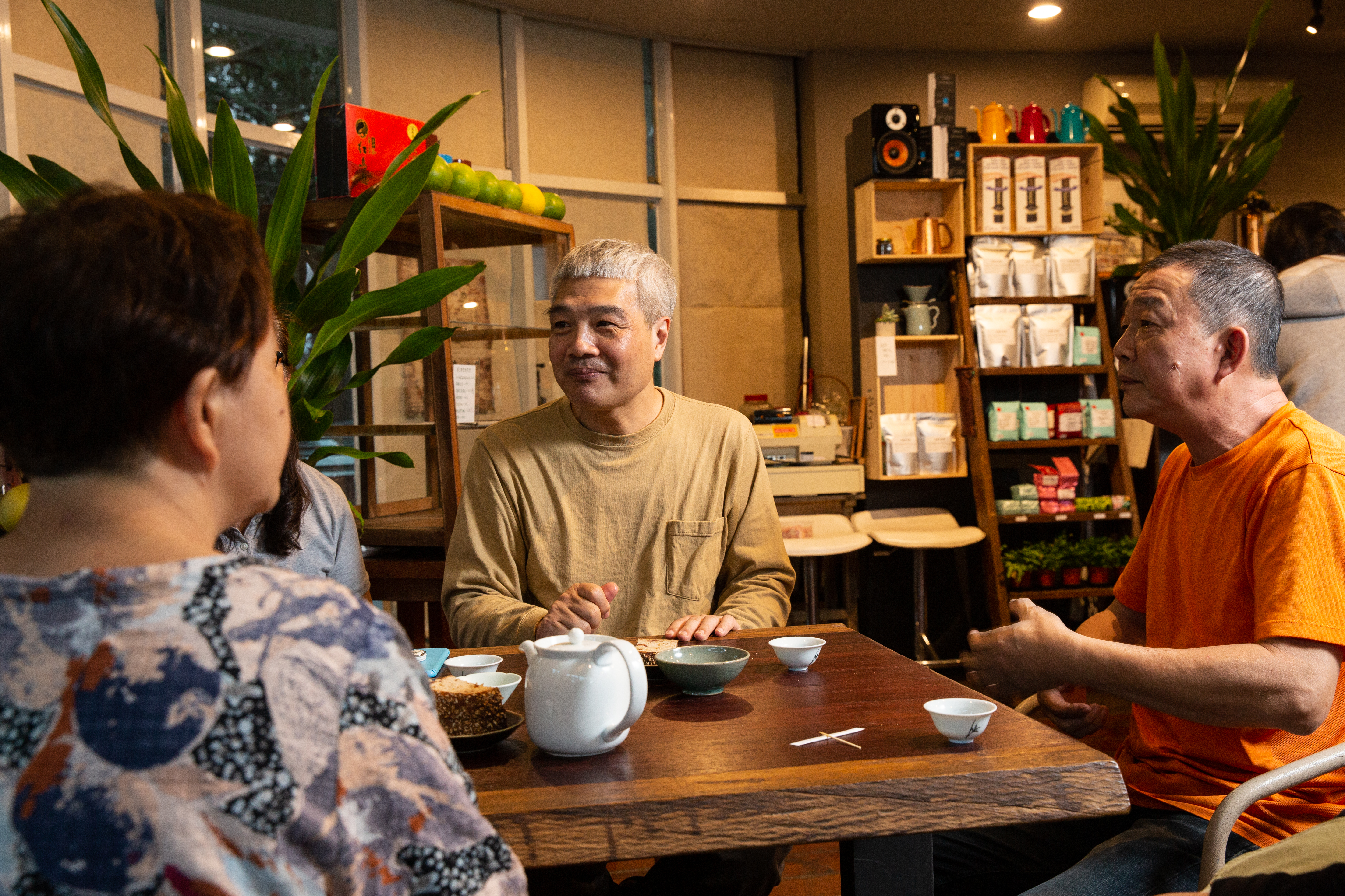 茶與咖啡都是何新松（中）的最愛，他10月中在清大水木書苑開「禾園咖啡」，備受清大師生喜愛。