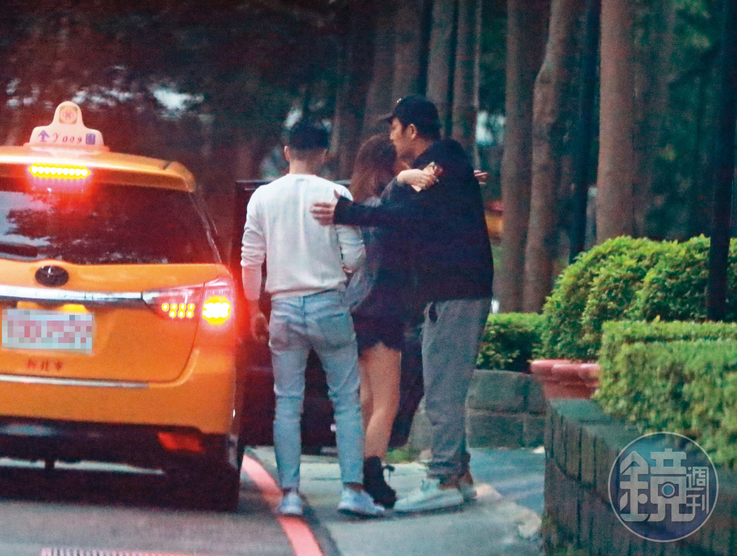 11/28 06：27，李進良抱完黑衣女，換黑衣女回抱；想必負氣先走的「鳥鳥」漏掉了這part。