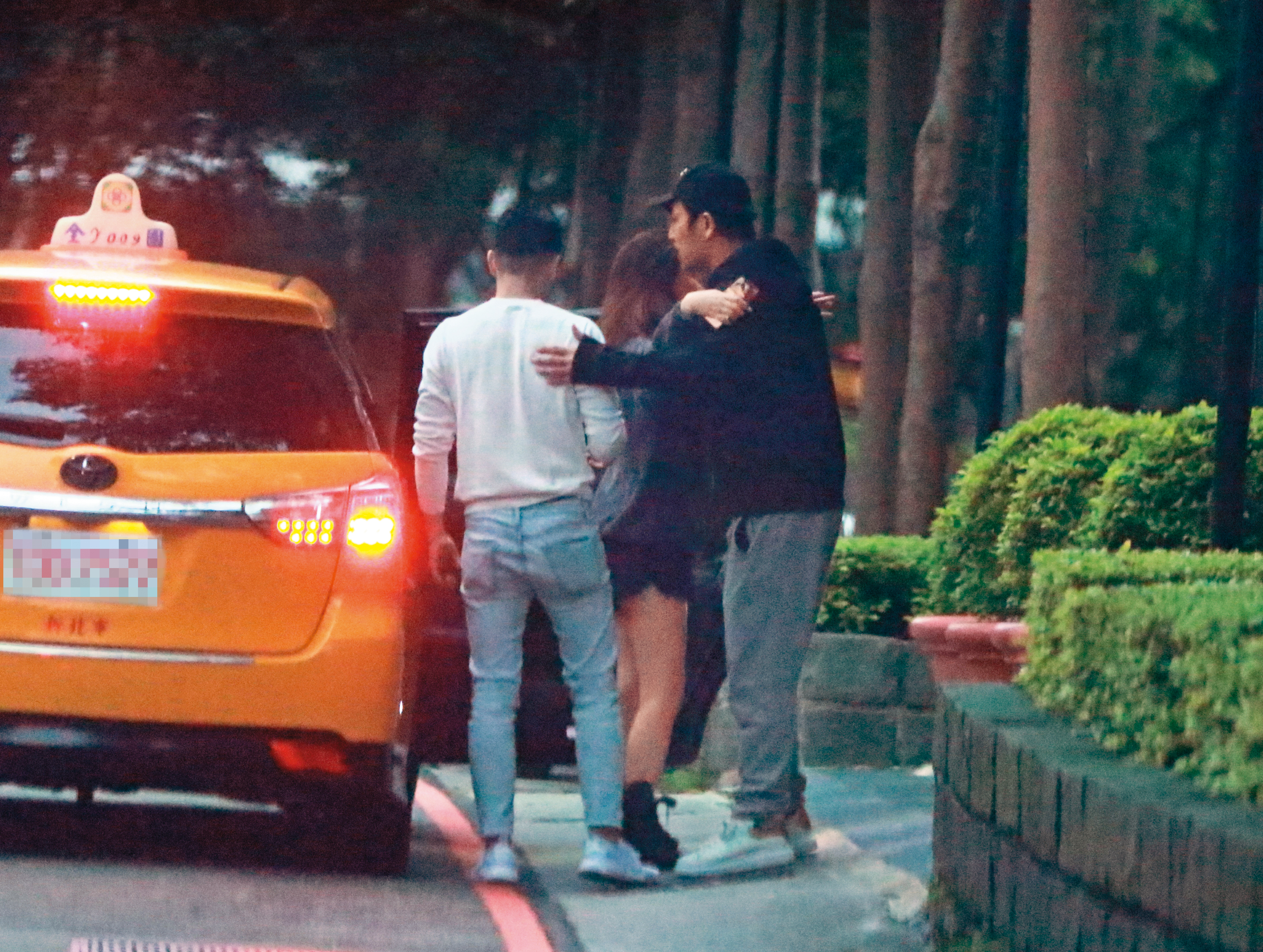 11/28 06：27，李進良抱完黑衣女，換黑衣女回抱；想必負氣先走的「鳥鳥」漏掉了這part。