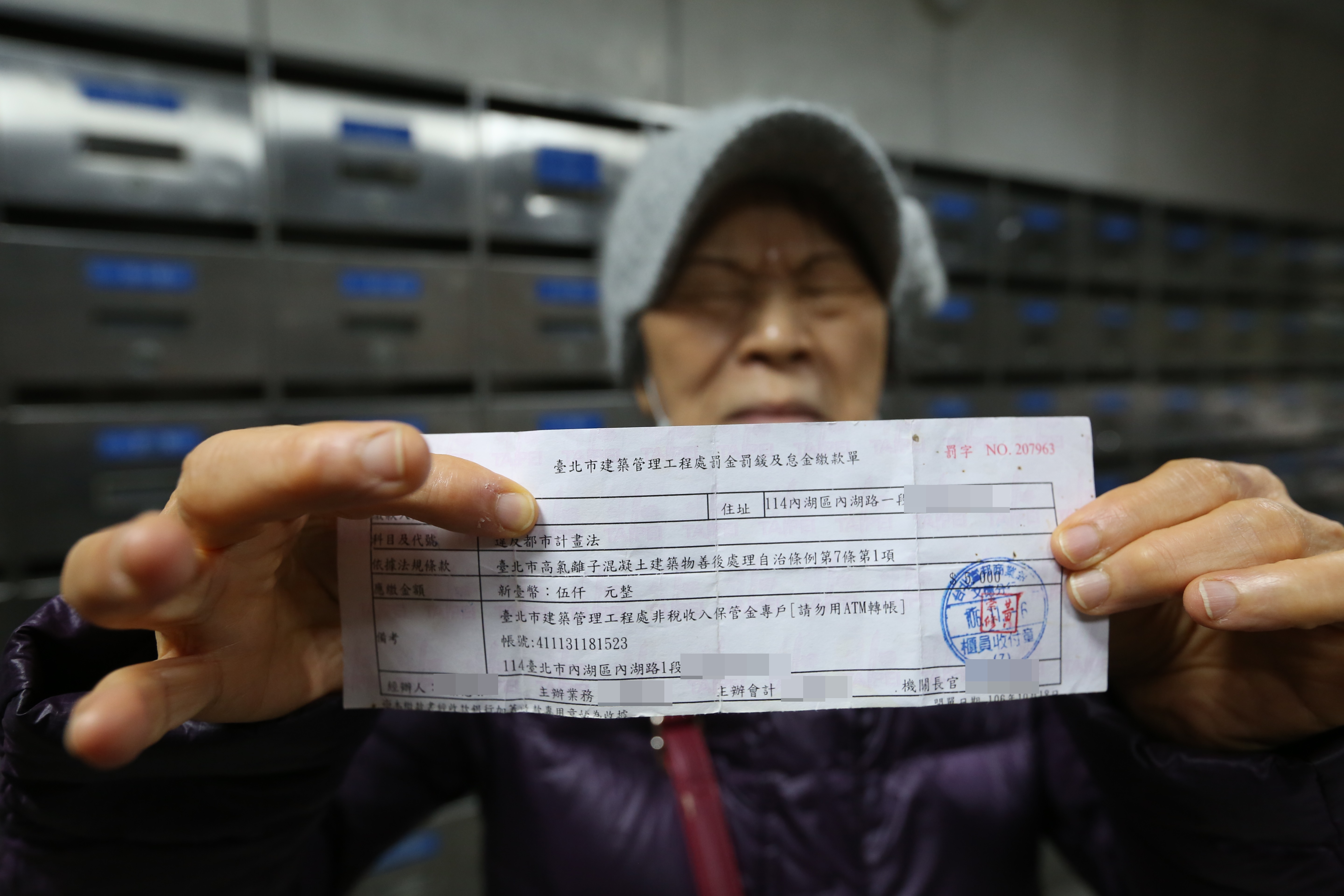 說起現實生活的苦楚，明園大廈老奶奶總會忍不住哽咽。