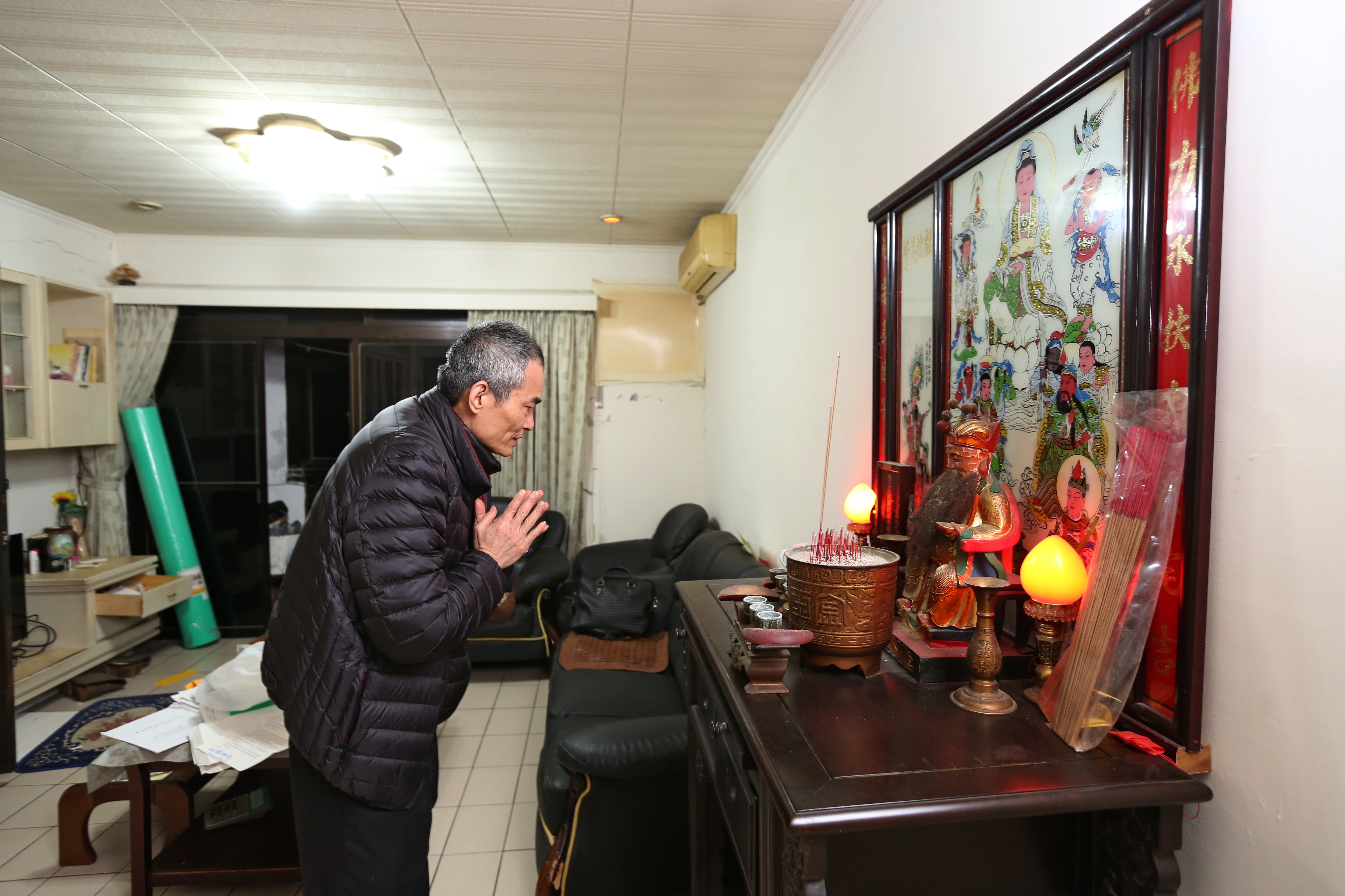 蕭先生一家雖已逃離海砂屋，情感卻是難捨，至今仍每天回家上香。