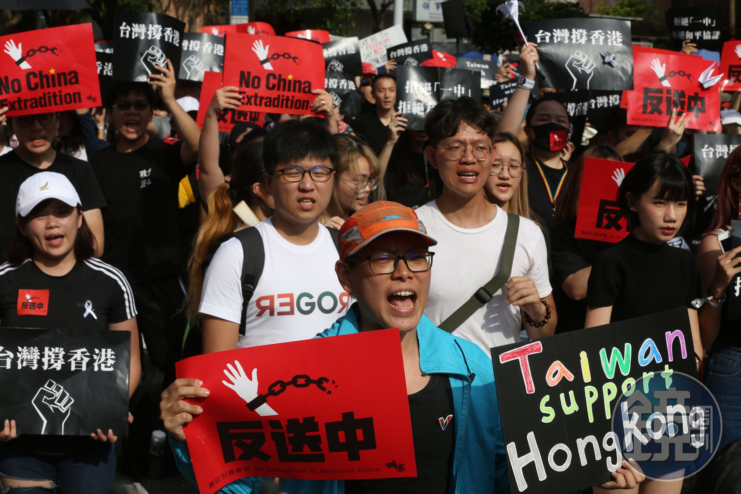 香港浸會大學學生會長方仲賢則在臉書砲轟民進黨只想用香港人的鮮血來換取選票，引起爭議。