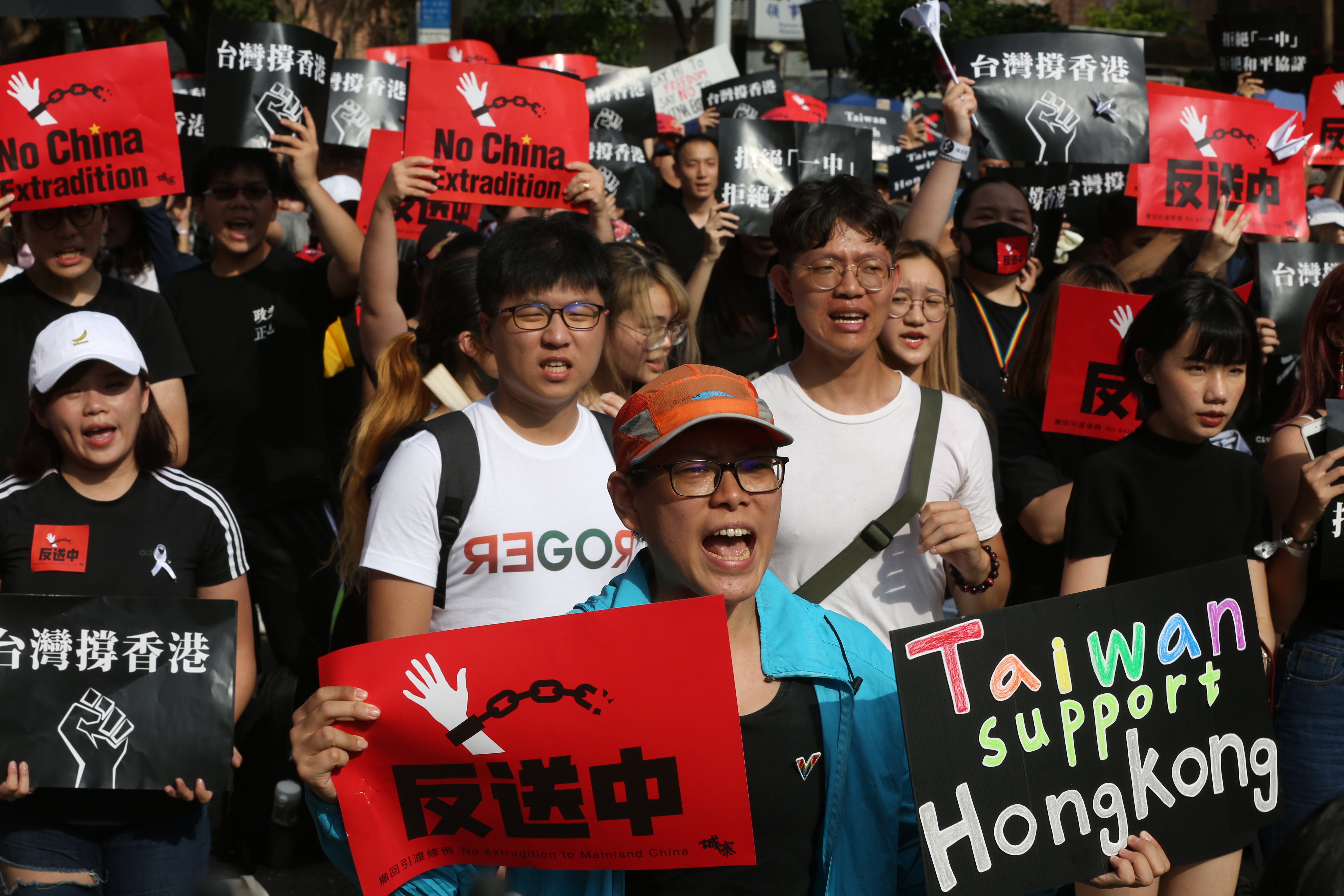 香港浸會大學學生會長方仲賢則在臉書砲轟民進黨只想用香港人的鮮血來換取選票，引起爭議。