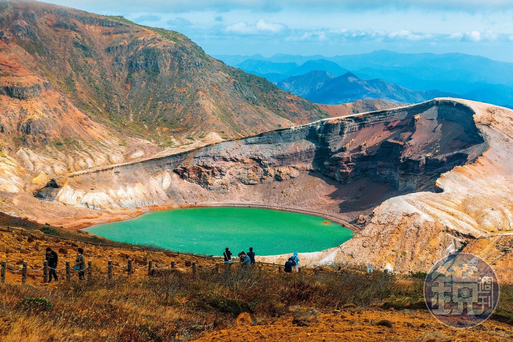 火山爆發後形成的「御釜」,湖光水色美麗動人。