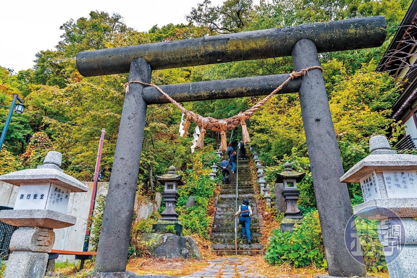 通過鳥居,階梯盡頭即是「醋川溫泉神社」。
