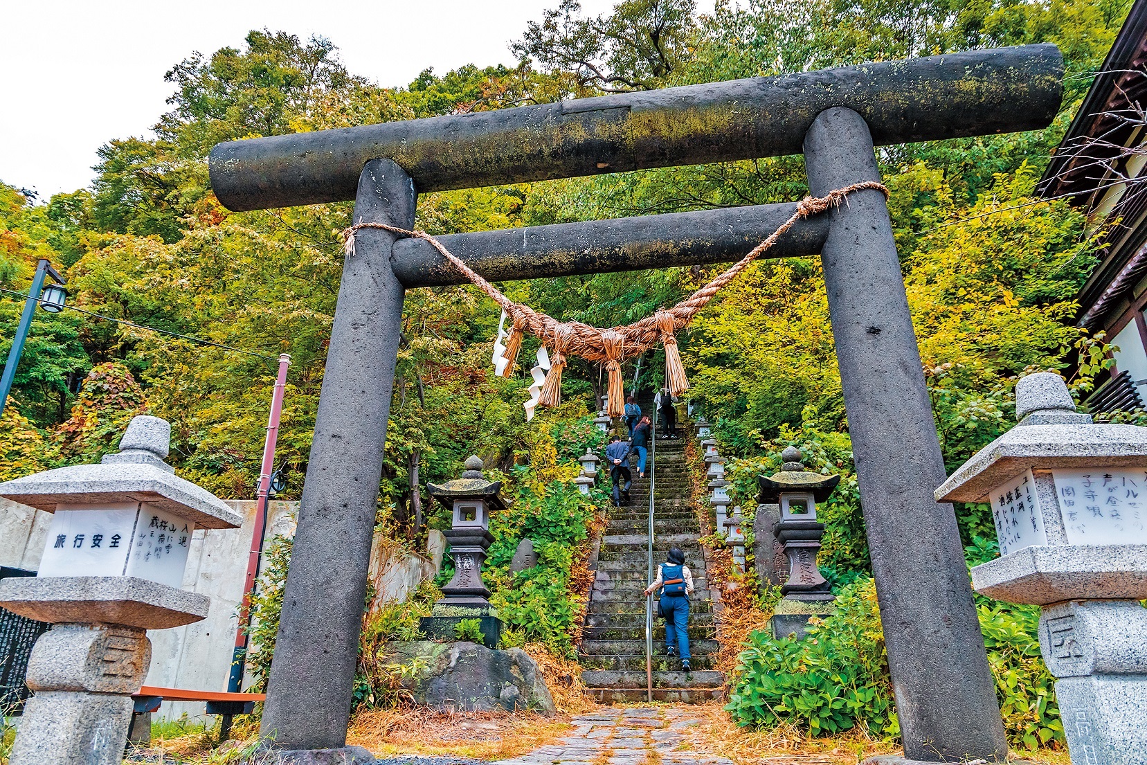 通過鳥居，階梯盡頭即是「醋川溫泉神社」。