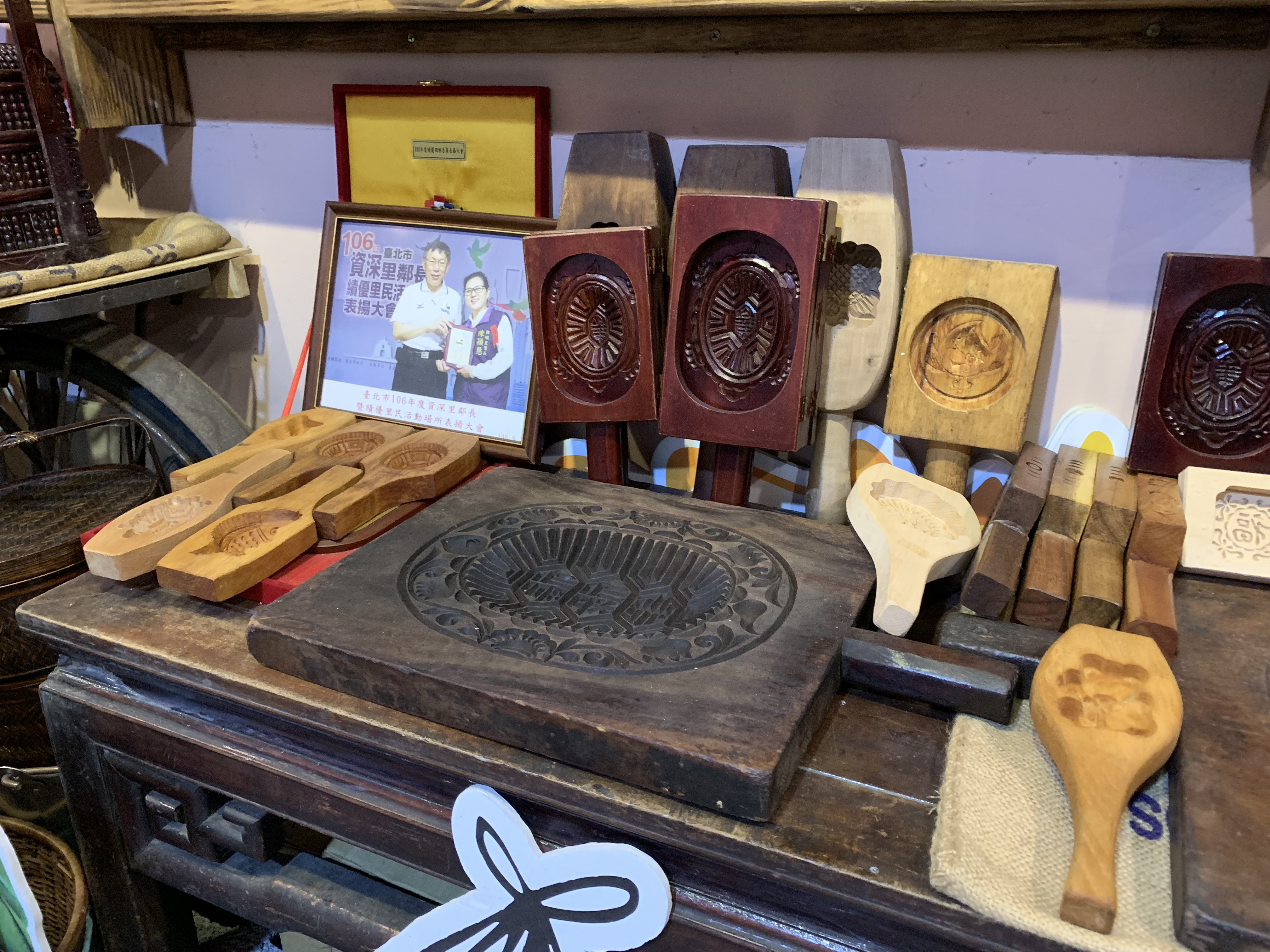 「大橋町目米食館」內有擺放各種做粿的傳統器具,讓客人更了解米食文化。