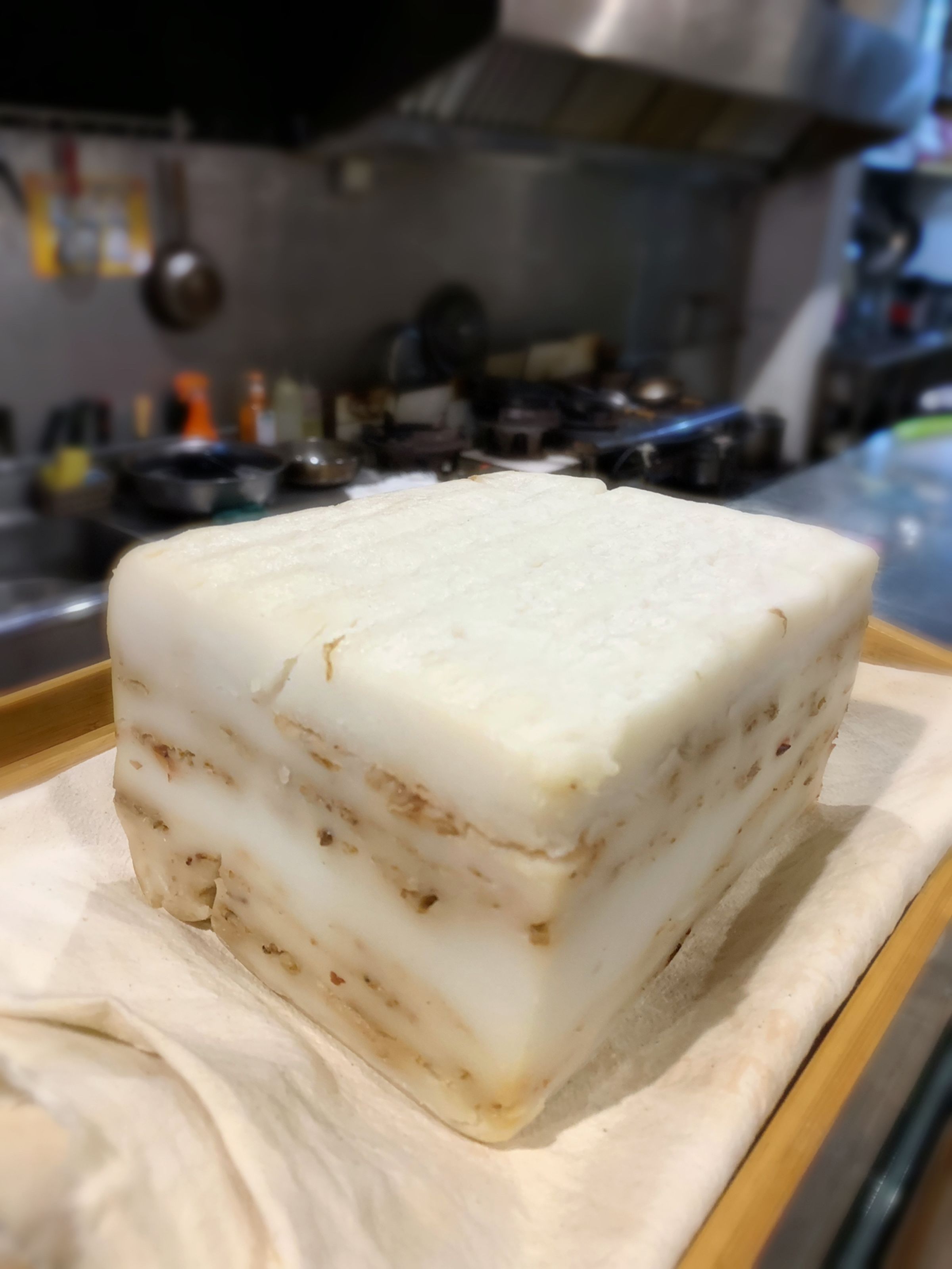 油蔥粿得一層一層蒸製，因此又稱九層炊。