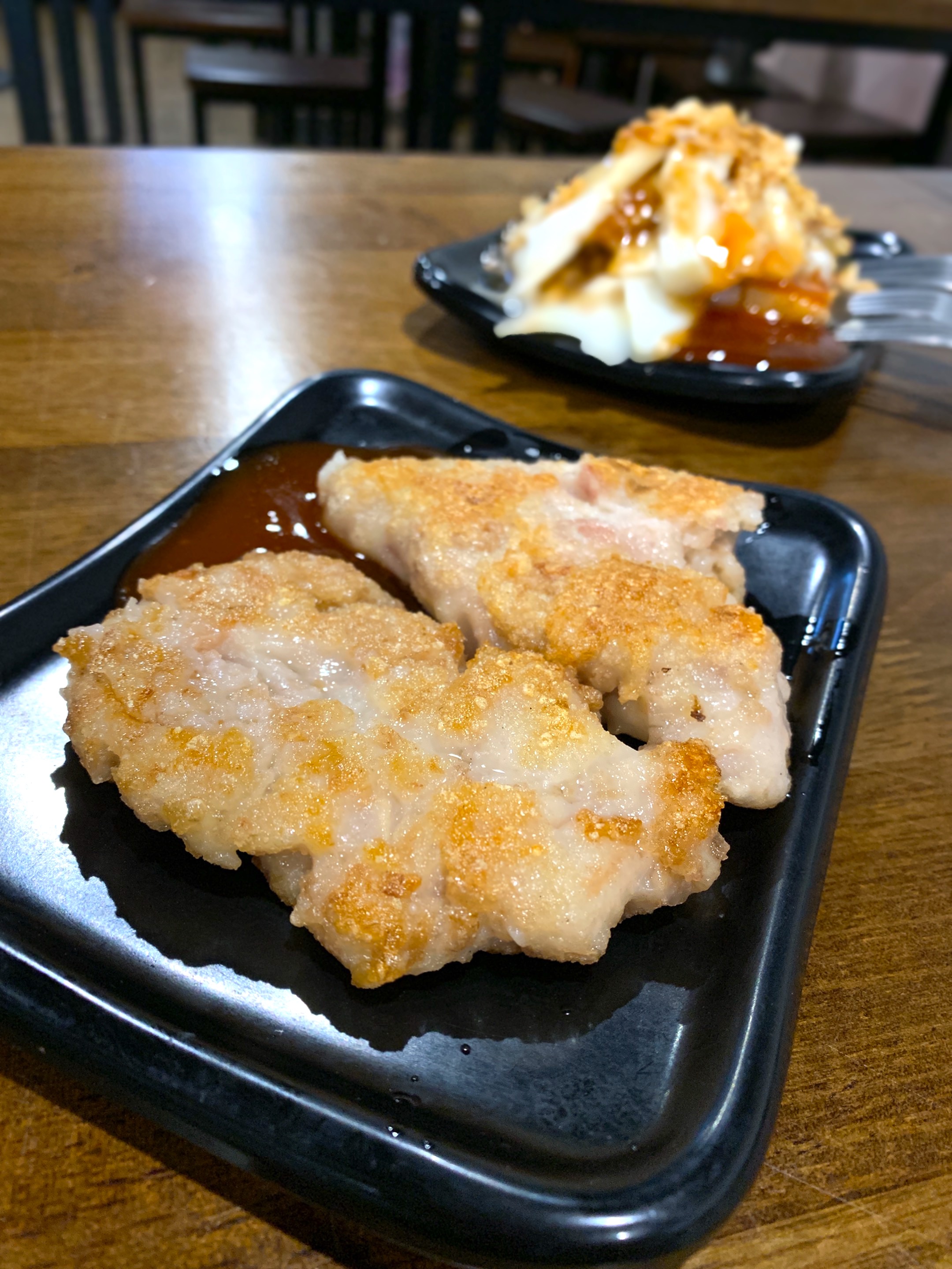 「芋粿撬」表面煎到金黃焦脆，口感綿軟，吃得到芋頭的香甜。（40元／一份2個）
