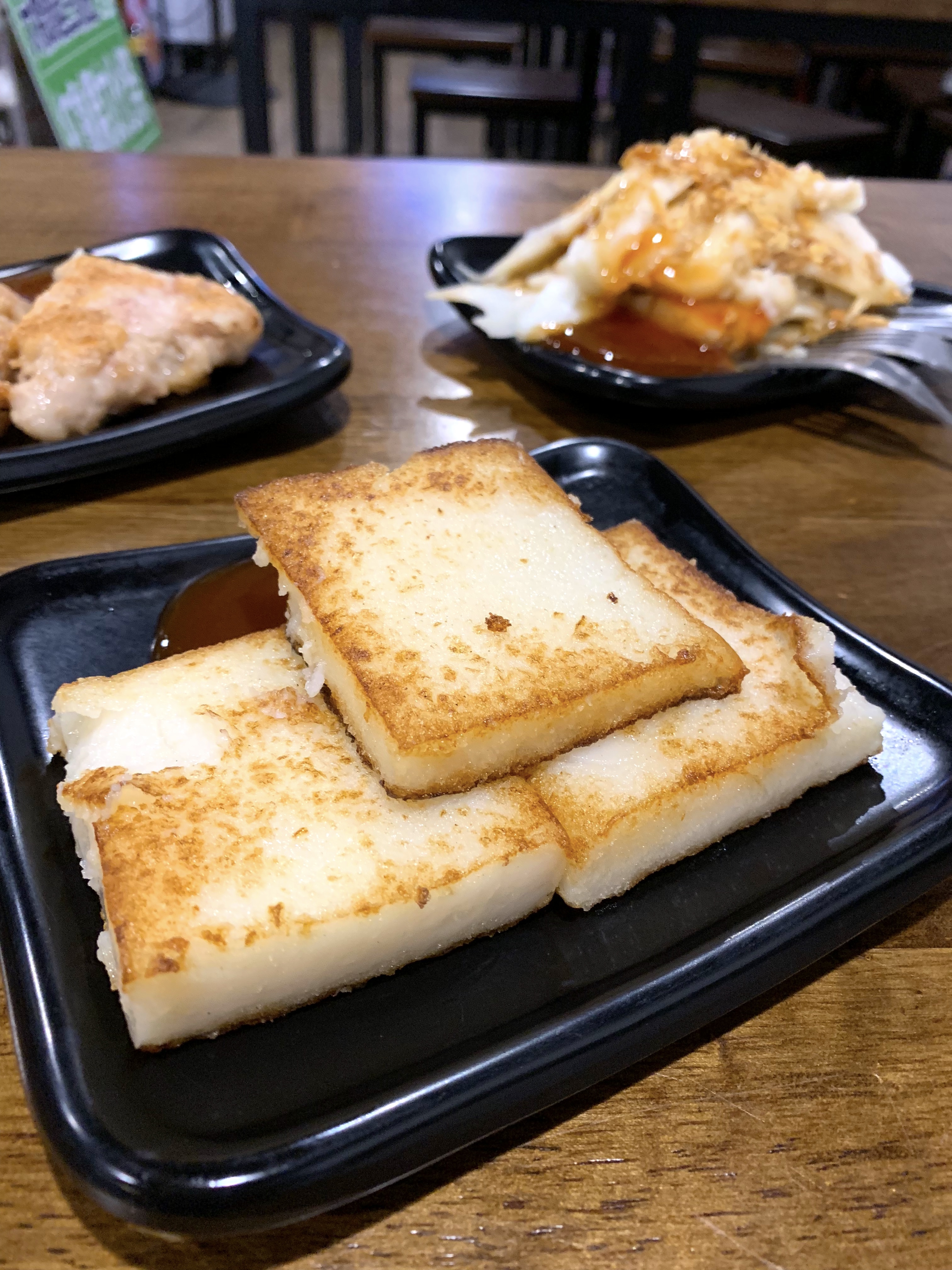 「台式菜頭粿」著重在白蘿蔔的甜味和在來米的香氣,蘸點醬油膏,就是簡單卻又豐華的美味。
