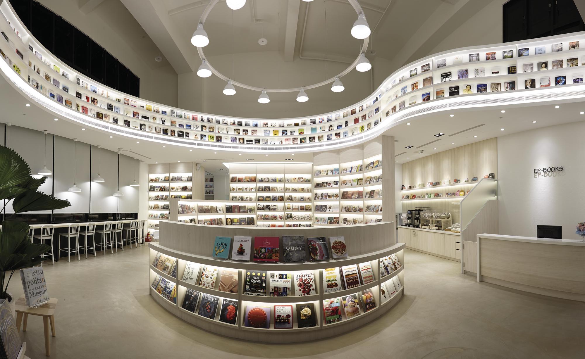 益品書屋台北館與台中館,有著不同氛圍與精緻的閱讀空間。(益品書屋提供)