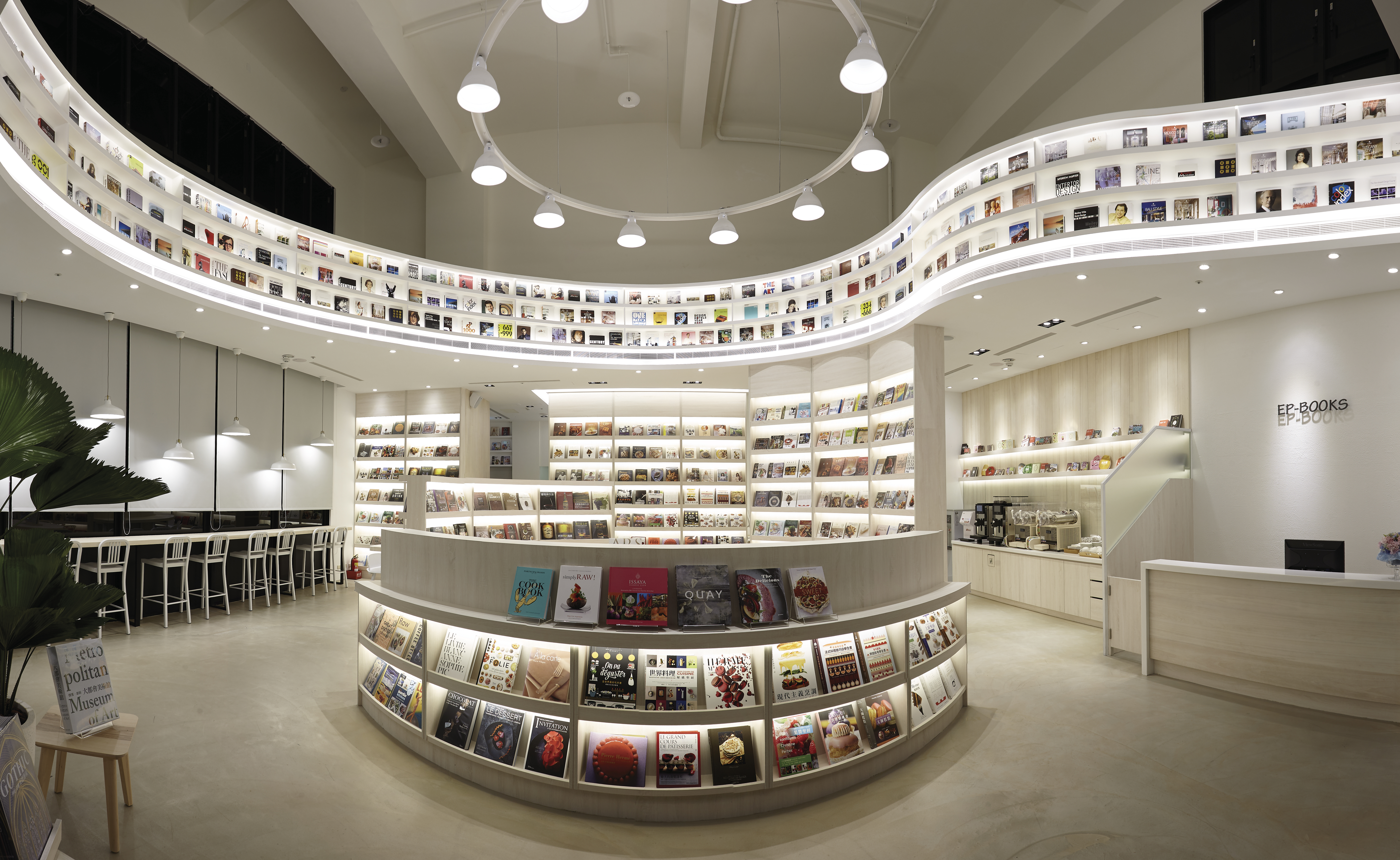 益品書屋台北館與台中館，有著不同氛圍與精緻的閱讀空間。（益品書屋提供）