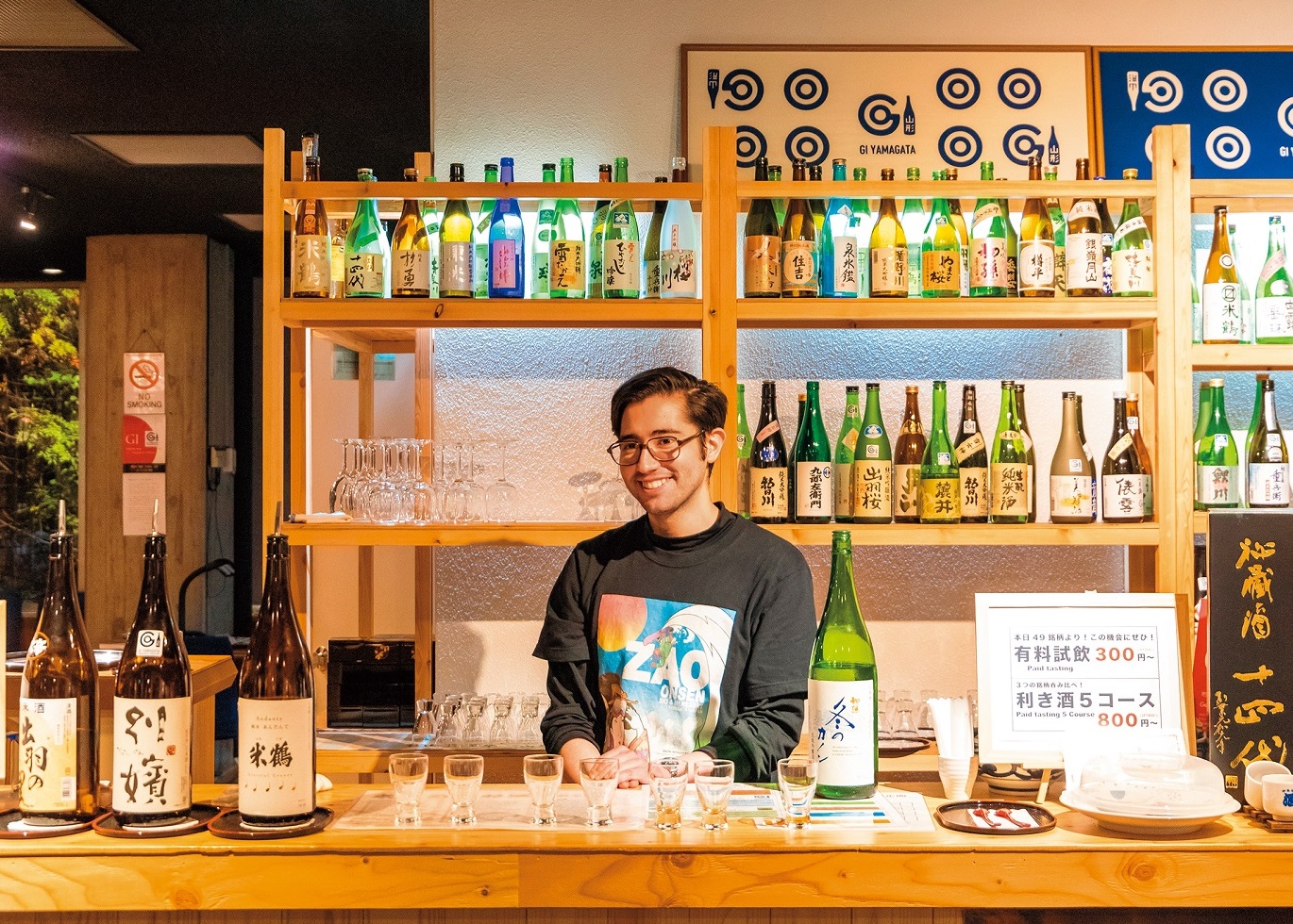 來自智利的小帥哥以英、日文介紹「山形酒博物館」的清酒特色。