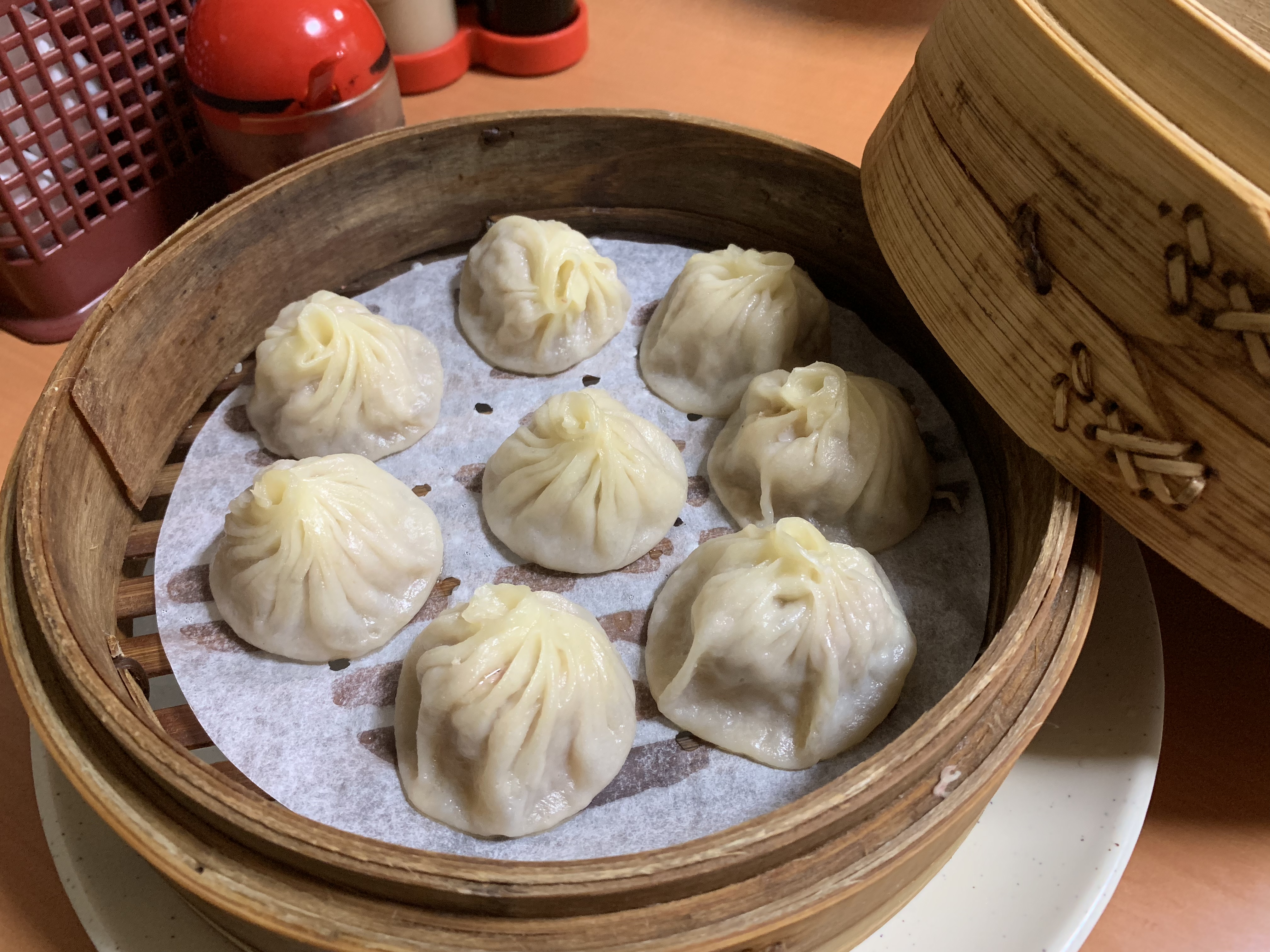「小籠包」皮薄不爛、收口處不會過厚。（140元／一籠8個）
