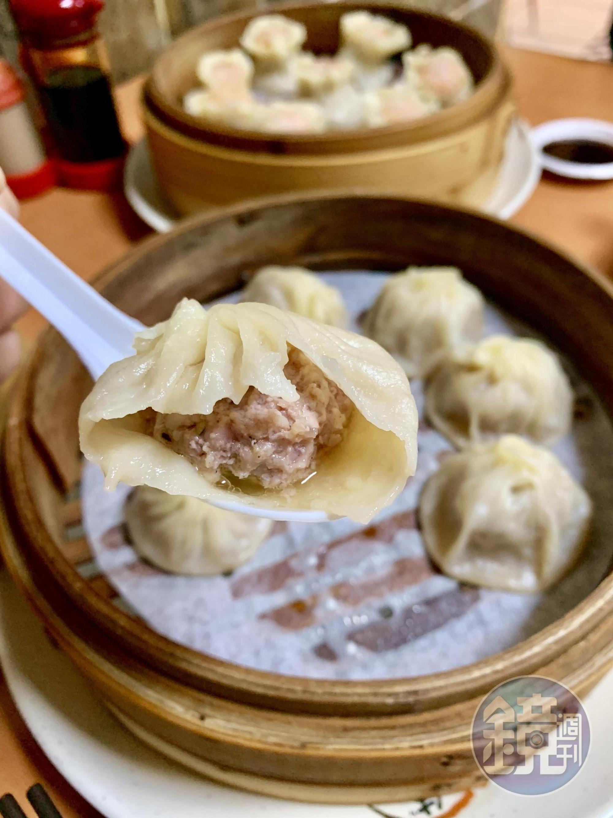 一口咬下小籠包，鮮甜湯汁在嘴裡噴發，肉餡有味不膩，不太需要蘸醬。