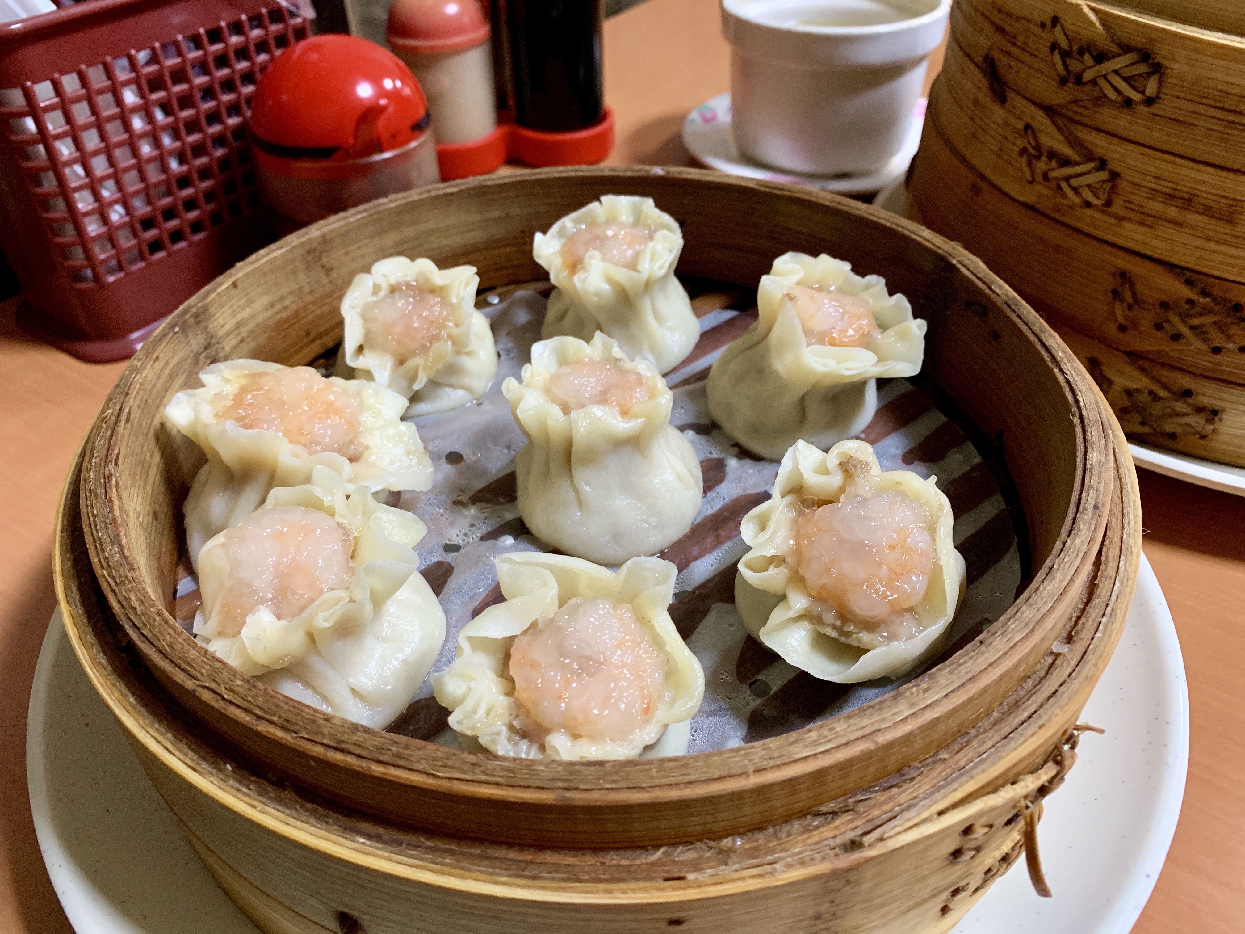 「蝦仁燒賣」口感不像一般皮餡捏得較紮實，肉餡沒這麼濕潤，較為一般。（160元／一籠8個）