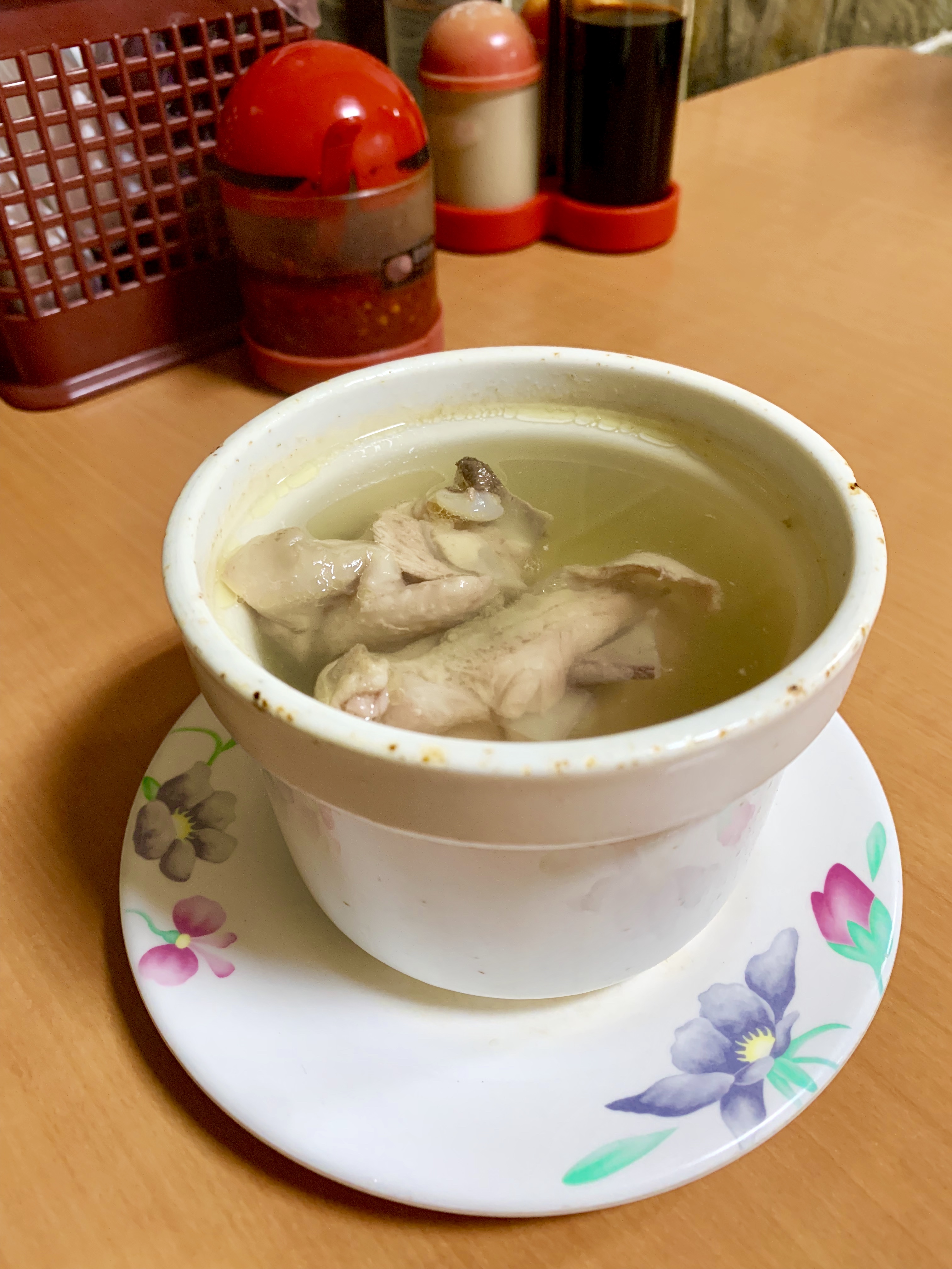 「元盅土雞湯」湯頭味道相當濃厚卻又清澈，土雞肉塊燉到一夾就散，味道鮮嫩。（140元／盅）
