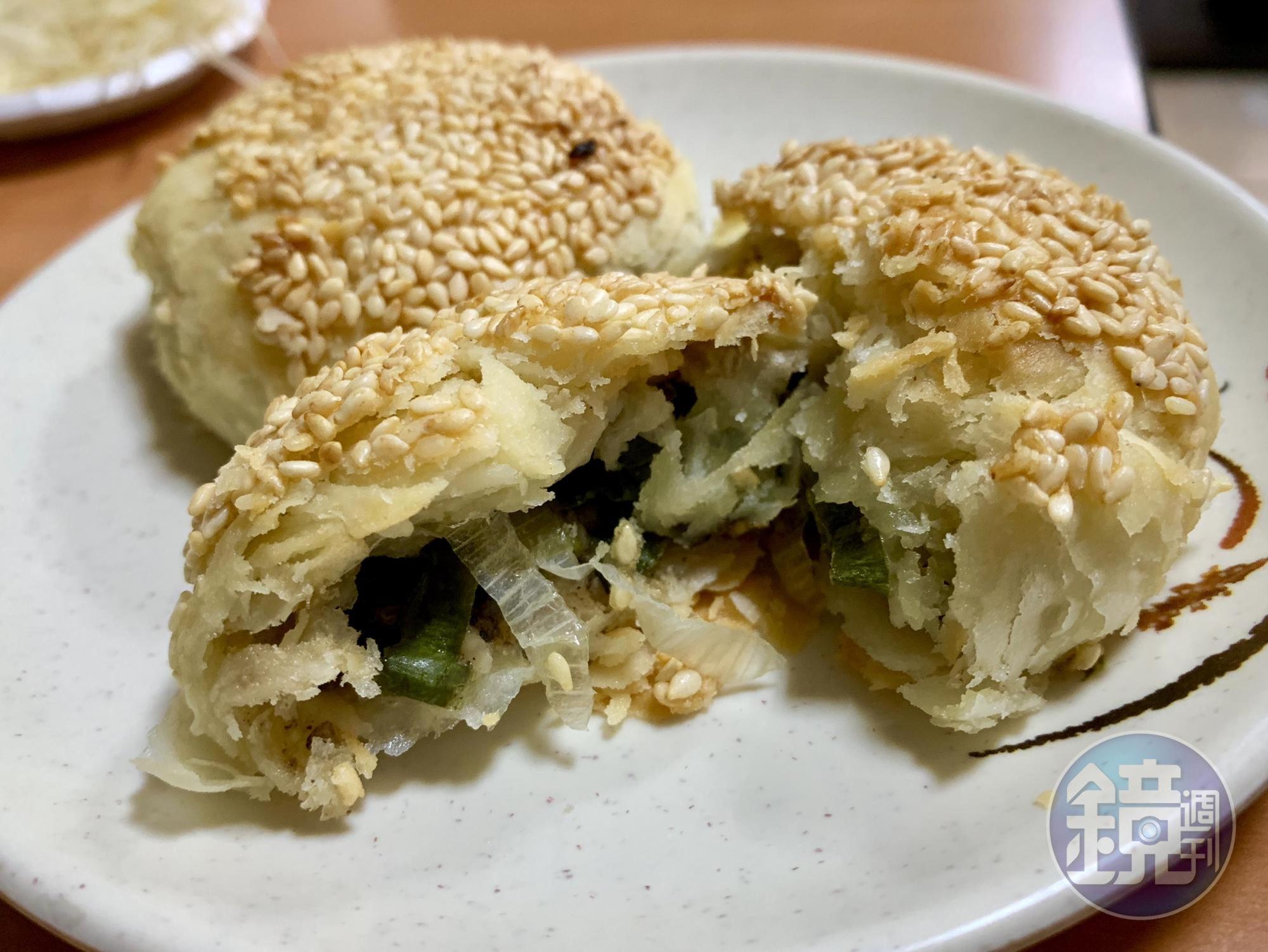 「重酥蔥餅」外皮酥鬆不油，內餡蔥香濃郁。（50元／2個）