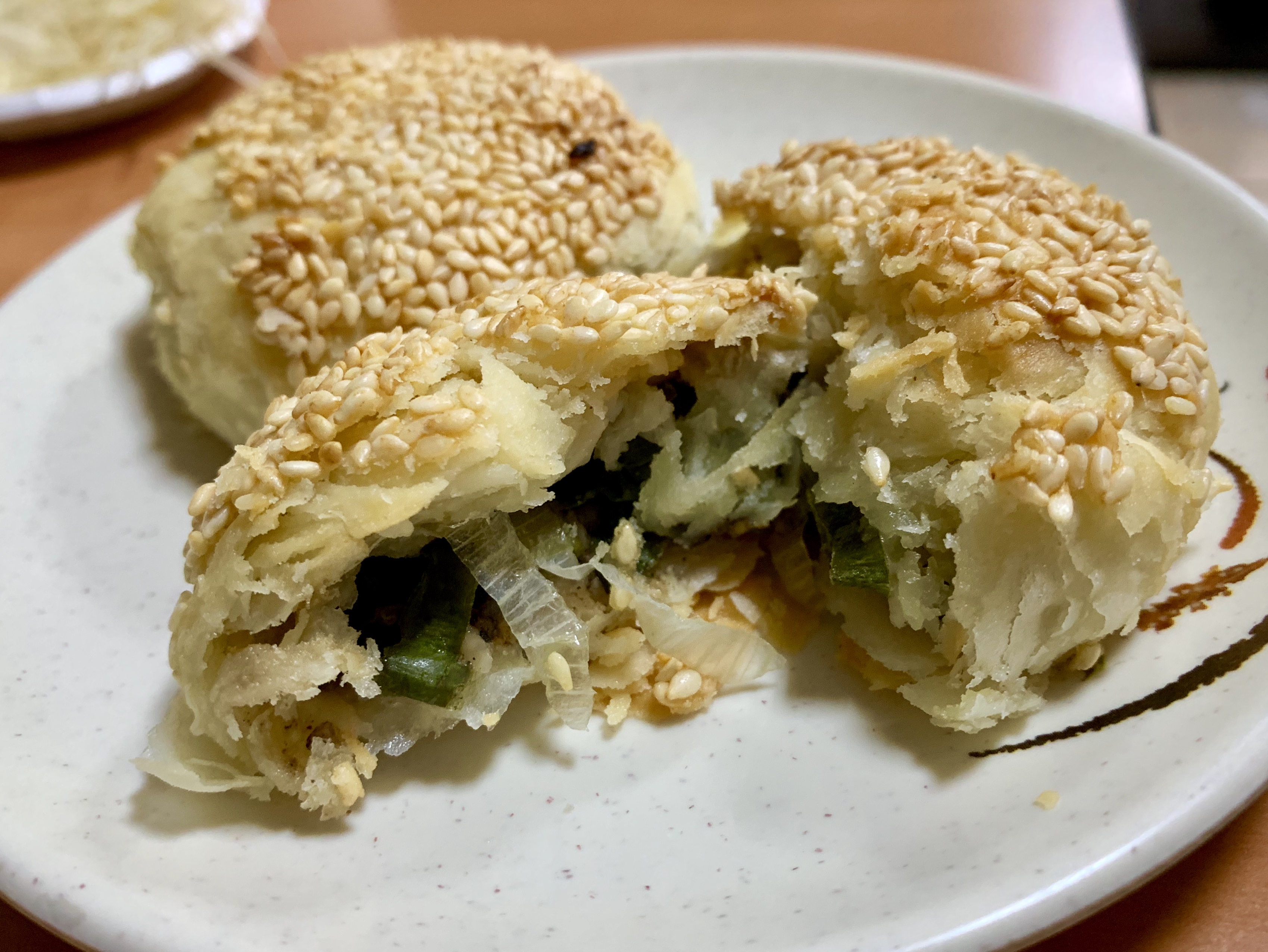 「重酥蔥餅」外皮酥鬆不油，內餡蔥香濃郁。（50元／2個）