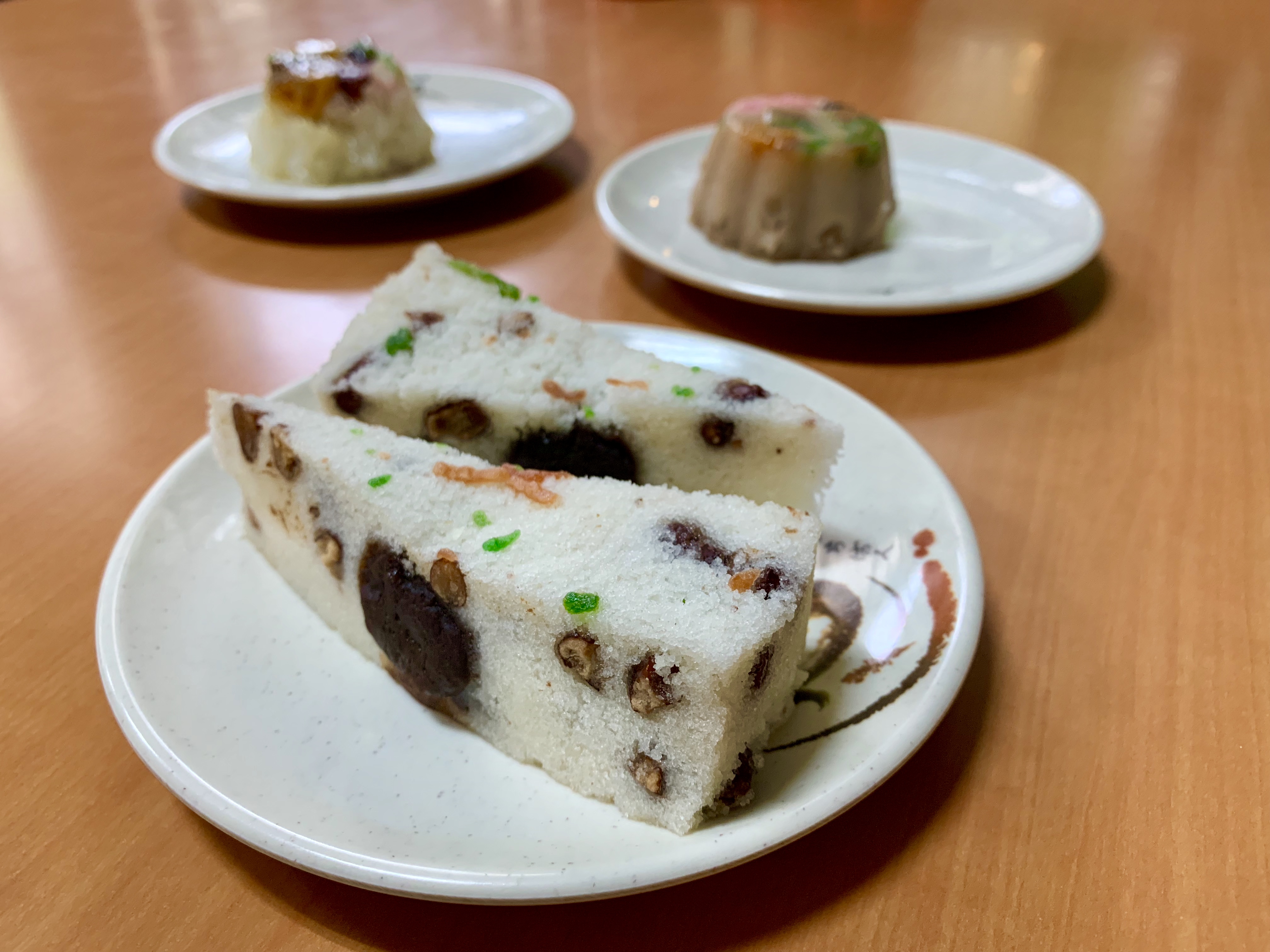 「紅豆鬆糕」口感介於紮實和軟綿之間，紅豆泥甜而不膩。（60元／2塊）