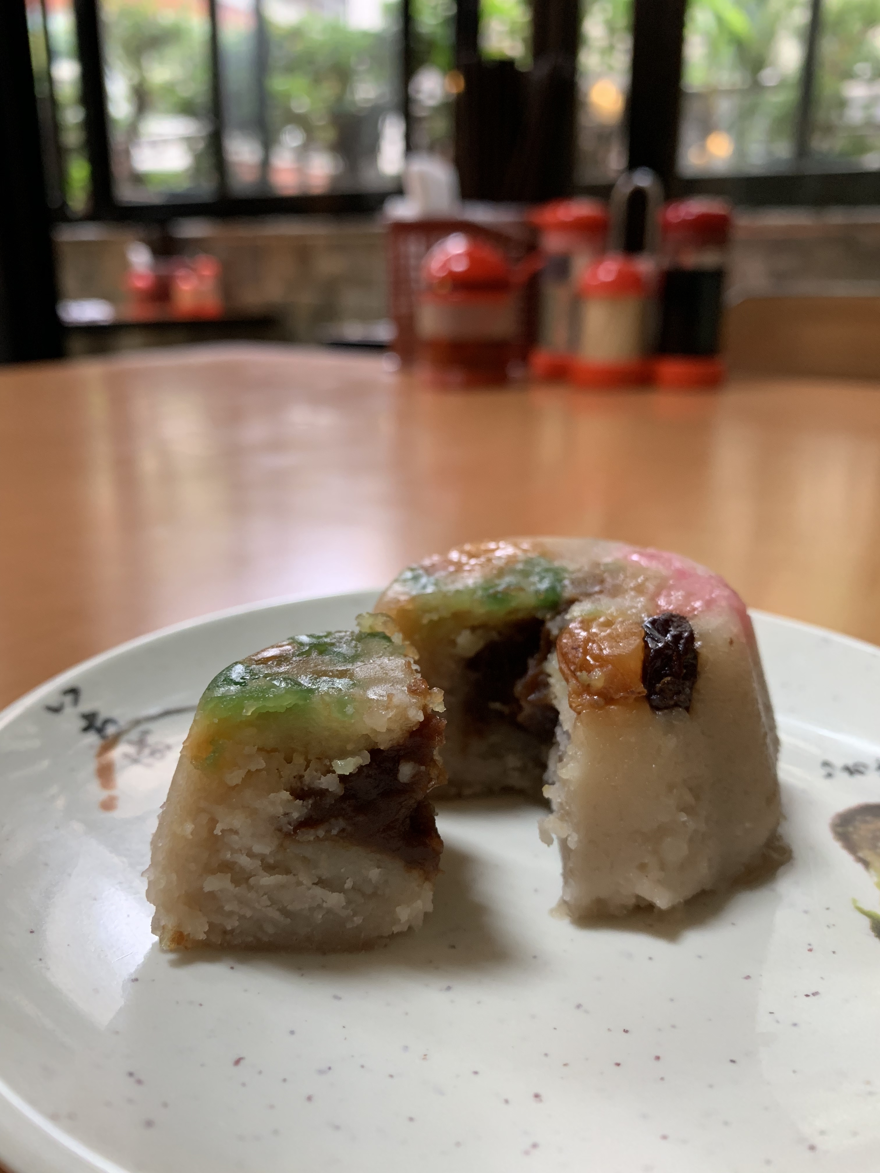 「八寶芋泥」有味道濃重的蜜棗搶戲，單吃芋泥和紅豆餡，綿香不膩。（50元／份）