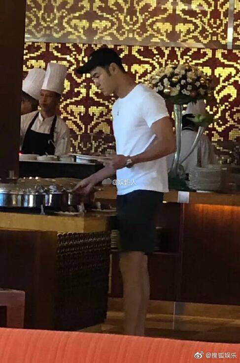 阮經天一身白T短褲,打扮休閒。(搜狐娛樂微博)