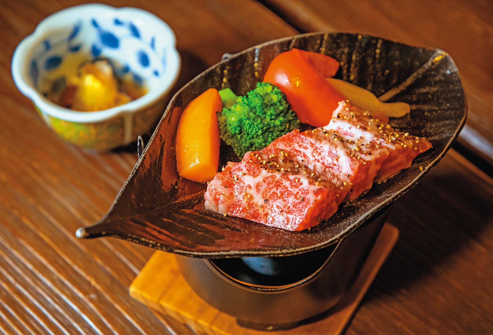 煎出油脂香氣的「山形牛」。（4,400日圓套餐菜色，約NT$1,246）